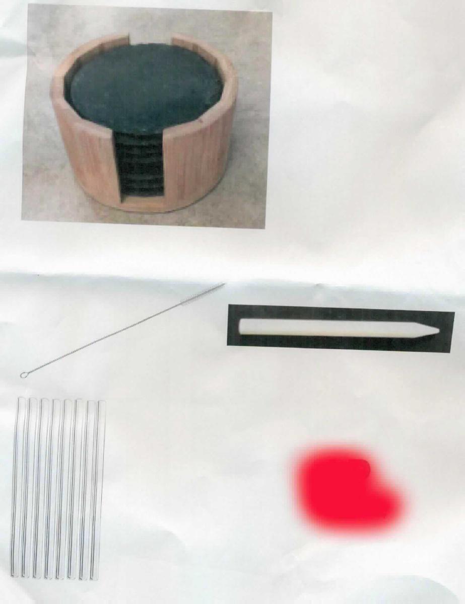 Angaben:
Acht runde Untersetzer aus Schiefer in einer Bambushalterung mit acht Glasstrohhalmen und einem Kreidestift zum Servieren von Getränken + Reinigungsbürste, gemeinsam umverpackt.

Hier:
Kreidestift; Länge: 8 cm; Durchmesser: 0,5 cm.

Zusammenstellung bestehend aus acht Untersetzern, einer Bambushalterung, acht Glasstrohhalmen und einer Reinigungsbürste. Da die Waren weder zur Ausübung einer bestimmten Tätigkeit noch der Befriedigung eines gemeinsamen Bedarfs dienen, scheidet eine Einreihung als Warenzusammenstellung im Sinne der AV 3b) aus. Die Bestandteile (hier: Kreidestift) sind daher getrennt einzureihen.

Befund:
Schreib- oder Zeichenkreide, ohne festen Schutzmantel.