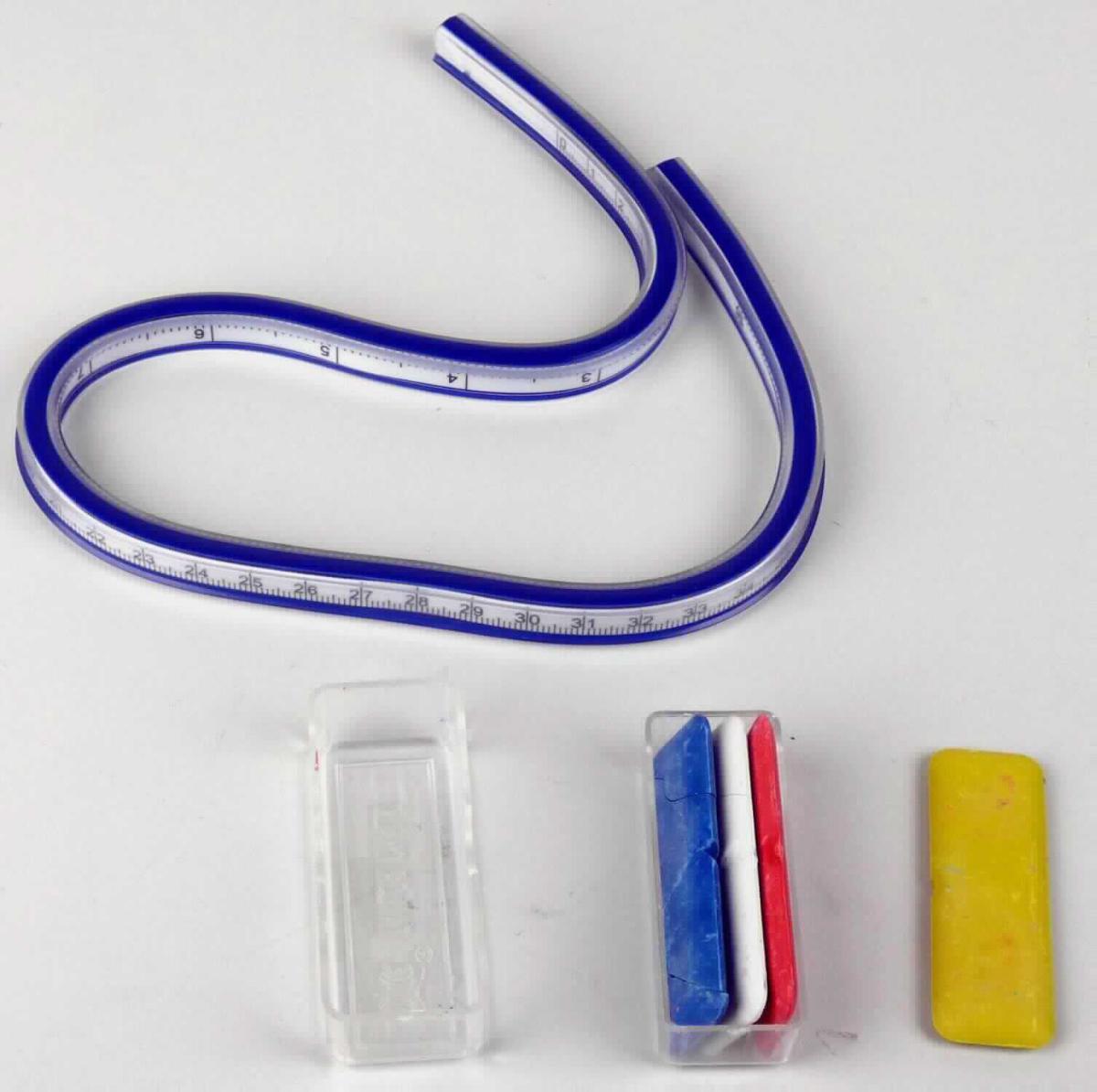 Sog. flexibles Kurvenlineal, in Form einer Warenzusammenstellung in Aufmachung für den Einzelverkauf, im Wesentlichen bestehend aus einem Lineal mit rechteckigem Querschnitt (ca. 8 x 5 mm) und einem Kern aus Vinyl zusammen mit vier verschiedenfarbigen Kreidestücken.
Das Lineal weist eine Länge von ca. 48 cm auf und ist mit einer Zentimeterskala (0 bis 40 cm) sowie mit einer Skala in Zoll (0 bis 16 Zoll) versehen (zur äußeren Form siehe Abbildung in der Anlage).
Mit dem biegsamen Instrument ist es möglich, Längenmessungen sowohl entlang gerader als auch gebogener Linien durchzuführen. Aufgrund seiner Größe und Form ist es für den Handgebrauch bestimmt.
Die Ware ist in einem Blister verpackt, wobei die Kreide einzeln in einer Plastikbox verpackt ist.
Im Hinblick auf die Bedeutung in Bezug auf die Verwendung bestimmt das Lineal den Charakter der Warenzusammenstellung.
Die Ware wird als "Längenmessinstrument für den Handgebrauch, in Kapitel 90 anderweit weder genannt noch inbegriffen, als Lineal mit Maßeinteilung" in die Position 9017 eingereiht.