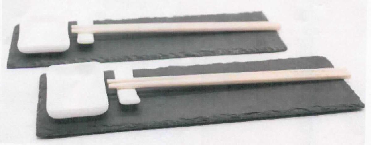 Angaben:
Sushi Set für 2 Personen mit 2 x Schieferplatte, 2 x Keramikschälchen, 2 x Stäbchenhalter und 2 Paar Essstäbchen; Abmessungen: Schieferplatte: 30 x 10 x 0,5 cm, Keramikschale: 8 x 5,5 x 1,6 cm, Halter: 6 x 1,5 x 0,5 cm, Stäbchen: 24 x 0,5 x 0,5 cm; Gewicht: Schieferplatte: 383 g, Keramikschale: 70 g, Halter: 18 g, 2x Stäbchen: 13 g.

Befund:
Bearbeiteter Tonschiefer und Waren aus Tonschiefer und Pressschiefer.

Warenzusammenstellung, bei der im Hinblick auf den Umfang die Schieferplatten als charakterbestimmend angesehen werden.