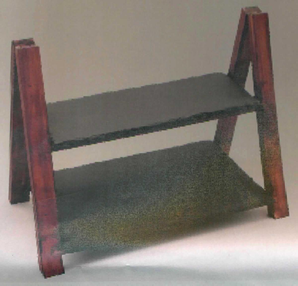 Angaben: 
Etagere mit 2 rechteckigen Ebenen aus Schiefer (Naturstein) und Holz-Gestell; Abmessungen: Höhe: 35 cm, Platten: oben: 30 x 20 cm, unten: 30 x 12 cm.

Befund:
Bearbeiteter Tonschiefer und Waren aus Tonschiefer oder aus Pressschiefer.

Warenzusammenstellung, bei der im Hinblick auf den Umfang die Schieferplatten als charakterbestimmend angesehen werden.