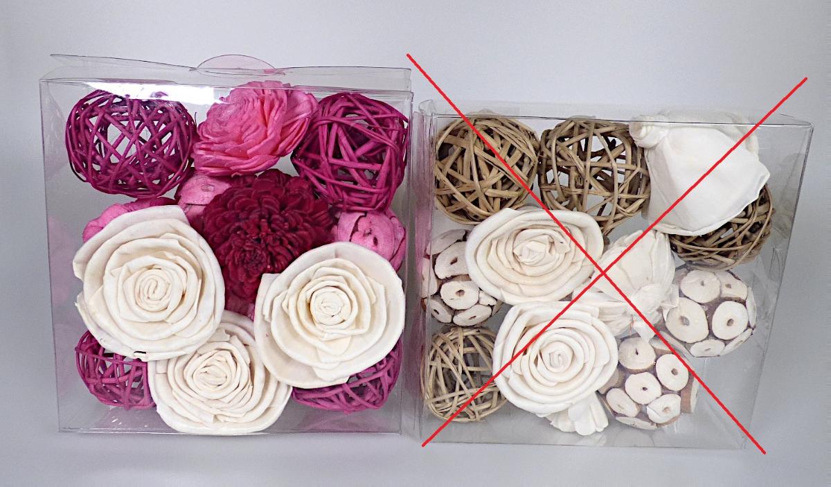 Warenzusammenstellung, bestehend aus neun Teilen von künstlichen Blumen und vier Waren
aus Flechtstoffen, Foto siehe Anlage,
- in Aufmachung für den Einzelverkauf; zur Befriedigung eines speziellen Bedarfs zusammengestellt,
- neun Teile von künstlichen Blumen (Blüten), in zwei unterschiedlichen Ausführungen:
- - in Form von sechs Nachbildungen von Blüten,
- - - aus Blütenblättern aus pflanzlichen Stoffen (laut Antrag von der Sholapflanze),
- - - mit einem Durchmesser von ca. 6 cm bzw. 6,5 cm,
- - - die Blütenblätter sind durch Binden in Blumenbindetechnik zusammengefügt,
- - in Form von drei Nachbildungen von Blütenknospen,
- - - aus blattförmigen Zuschnitten aus pflanzlichen Stoffen, die auf einer ca. 4,5 cm großen Kugel 
      aus Kunststoff aufgeklebt sind,
- - - durch Kleben in Blumenbindetechnik zusammengefügt,
- - - die Blätter aus pflanzlichen Stoffen bestimmen aufgrund der Zierwirkung den wesentlichen Charakter,
- vier Waren aus Flechtstoffen (Waren der Position 4602),
- - in Form von ca. 5 cm großen Kugeln,
- - geflochten aus Weidenzweigen (laut Antrag),
- die Teile von künstlichen Blumen bestimmen aufgrund der Menge den wesentlichen Charakter der
  Warenzusammenstellung.

"Teile von künstlichen Blumen, aus anderen Stoffen als Kunststoff"