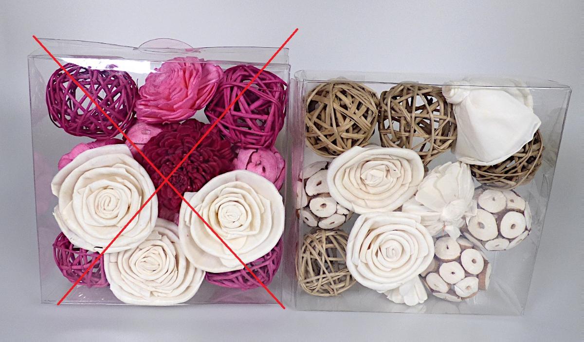 Warenzusammenstellung, bestehend aus sechs Teilen von künstlichen Blumen, vier Waren
aus Flechtstoffen und drei Pflanzenteilen zu Binde- und Zierzwecken, Foto siehe Anlage,
- in Aufmachung für den Einzelverkauf; zur Befriedigung eines speziellen Bedarfs zusammengestellt,
- sechs Teile von künstlichen Blumen (Blüten),
- - aus Blütenblättern aus pflanzlichen Stoffen (laut Antrag von der Sholapflanze),
- - mit einem Durchmesser von ca. 6 cm bzw. 6,5 cm,
- - die Blütenblätter sind durch Binden in Blumenbindetechnik zusammengefügt,
- vier Waren aus Flechtstoffen (Waren der Position 4602),
- - in Form von ca. 5 cm großen Kugeln,
- - aus Weidenzweigen (laut Antrag) geflochten,
- drei Pflanzenteile zu Binde- und Zierzwecken der Position 0604,
- - in Form von ca. 4,5 cm großen Kugeln aus Kunststoff, die mit in Scheiben geschnittenen Teilen
    aus pflanzlichen Stoffen beklebt sind,
- - die pflanzlichen Stoffe bestimmen aufgrund der Zierwirkung den wesentlichen Charakter,
- die Teile von künstlichen Blumen bestimmen aufgrund der Menge den wesentlichen Charakter
  der Warenzusammenstellung.

"Teile von künstlichen Blumen, aus anderen Stoffen als Kunststoff"