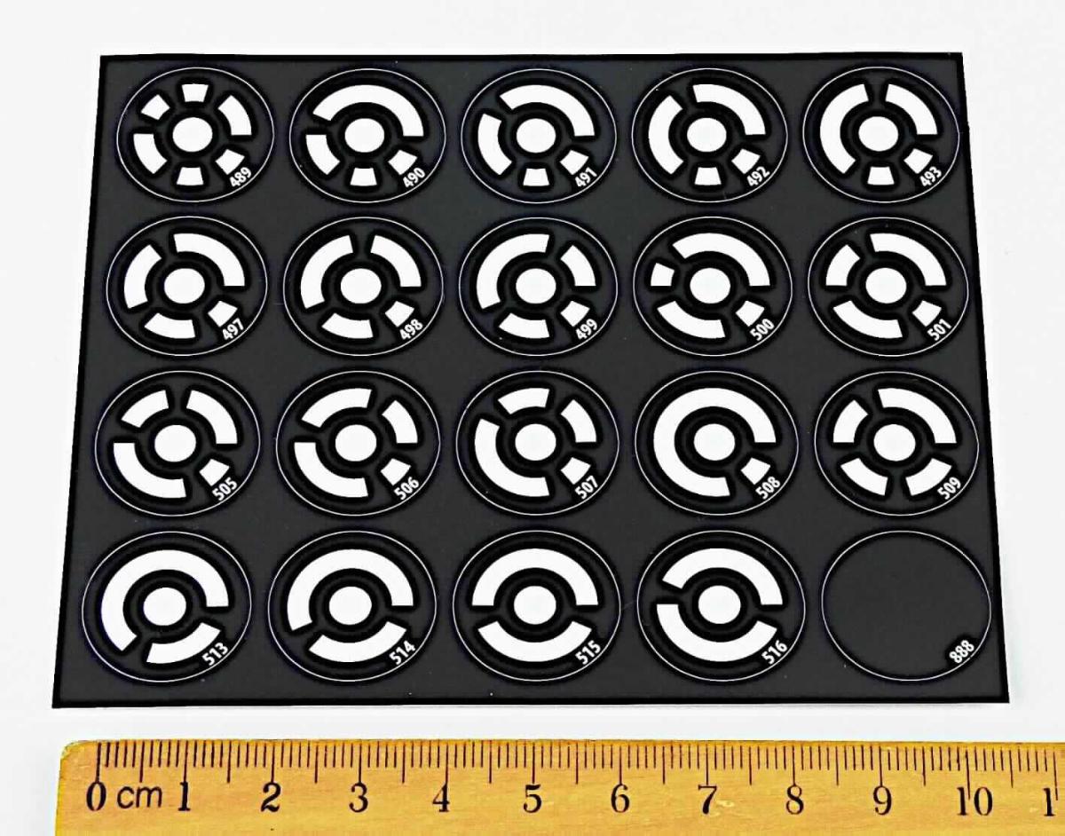 Angaben des Antragstellers:
Messmarke/Marker mit schwarz/weißen Markierungen (z.B. Zahlen oder geometrische Muster) für optische Messprozesse 

Feststellungen an einem Warenmuster:
Es wurden 20 schwarze, runde, selbstklebende Flacherzeugnisse aus Kunststoff (Durchmesser: ca. 20 mm) vorgelegt. Die Flacherzeugnisse sind mit weißen Symbolen und/oder Zahlen bedruckt und auf ein Trägerpapier aufgeklebt.

Befund:
Es handelt sich um selbstklebende Flacherzeugnisse aus Kunststoff im Sinne der Unterposition (KN) 3919 9080.