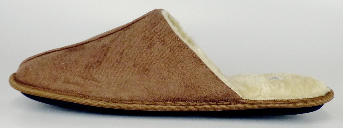 Pantoffel, sog. Herren Hausschuh Chestnut, Artikelnummer 353667, Größe 45/46, Foto siehe 
Anlage 
- mit Laufsohlen aus Kunststoff (den größten Teil der Berührungsfläche mit dem Boden bildend; 
  somit keine Ware der Position 6405) und Spinnstoff, 
- mit weichem, labilem Oberteil aus Spinnstoffen (Gewirke),
- am Übergang zur Sohle mit einer Randeinfassung aus einem gewirkten Band aus Spinnstoff
  verstärkt, 
- mit Plüschgewirke gefüttert.

"Schuhe (Pantoffeln) mit Laufsohlen aus Kunststoff und Oberteil aus Spinnstoffen"