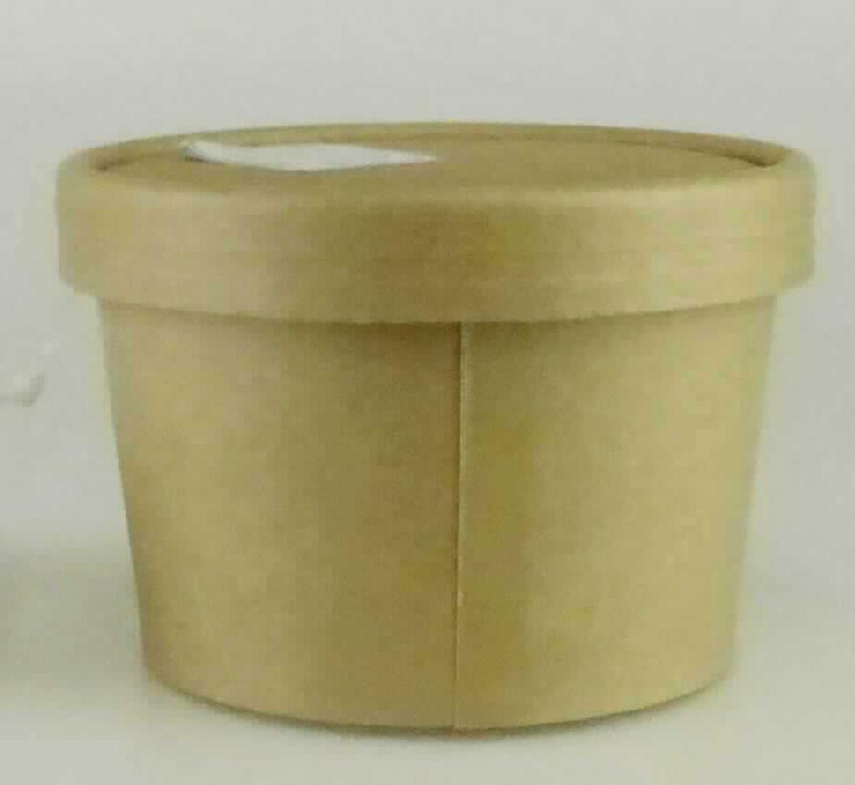 Es handelt sich um ein zum einmaligen Gebrauch bestimmtes Behältnis für den Transport, das Warmhalten und den mobilen Verzehr von Suppe. Es besteht aus einem konisch zulaufenden, etwa 6,0 cm hohen Becher aus Pappe aus Halbstoff aus Holz (lt. Antragstellerin), mit einem Bodendurchmesser von etwa 7,7 cm und einem maximalen Randdurchmesser von etwa 9,5 cm, und einem passenden Stülpdeckel aus Halbstoff aus Holz (lt. Antragstellerin). Innen und auf der Unterseite ist der Becher mit einer dünnen Kunststoffschicht überzogen (lt. Antragstellerin). Die doppelwandige Decke des Stülpdeckels ist mit insgesamt fünf kleinen Entlüftungslöchern versehen und innen mit einer dünnen Kunststoffschicht überzogen (lt. Antragstellerin). 

Abbildung siehe Anlage.

Derartige Waren gehören als "andere Waren aus Papier oder Pappe, Becher und ähnliche Waren, andere als aus Halbstoff aus Bambus" zur Codenummer 4823 69 90 00 0 des Zolltarifs.