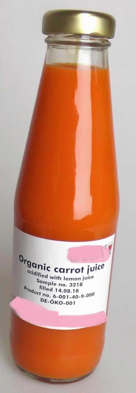 Karottensaft mit Zitronensaft.

Antragsangaben (als zutreffend unterstellt): Karottensaft mit Zitronensaft angesäuert. Wert: mehr als 30 Euro für 100 kg Eigengewicht. Aufmachung: Großgebinde. Zur Zusammensetzung wurden vertrauliche Angaben gemacht. 

Beschaffenheit des vorgelegten Warenmusters: orangefarbene, trübe Flüssigkeit, säuerlich, leicht süß und nach Karotte schmeckend. 
Alkoholgehalt (lt. Angaben): 0,5 %vol oder weniger.
Brixwert (gemäß Angabe): 13,7 oder weniger.
Zugesetzter Zucker im Sinne der ZAnm 5a) 3. Anstrich zu Kap 20: nicht enthalten.

Gemüsesaft aus anderen Gemüsen, nicht gegoren, ohne Zusatz von Alkohol, auch mit Zusatz von Zucker oder anderen Süßmitteln, Mischungen von Säften, mit einem Brixwert von 67 oder weniger, andere, mit einem Wert von mehr als 30 Euro für 100 kg Eigengewicht, andere, keinen zugesetzten Zucker enthaltend, andere.