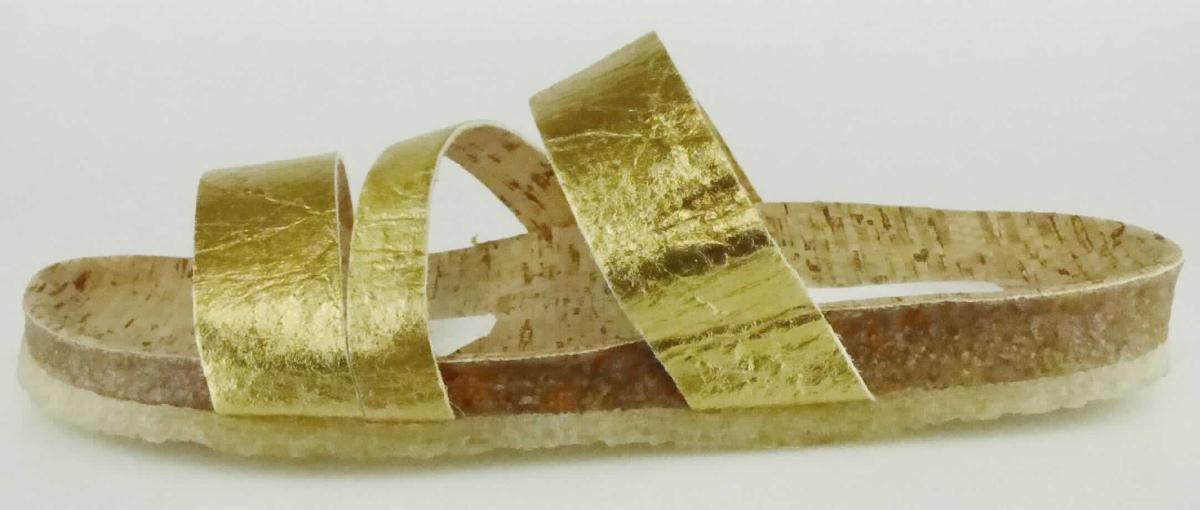 Sandalen (lt. Antrag: "Modell Panja, Artikelnummer 1500150027", Größe 37, Foto siehe Anlage)
- mit Laufsohlen aus (lt. Antrag) Kunststoff/Kautschuk,
- mit zehenfreiem Oberteil aus Riemen/Bänder (nicht durch Zapfen mit der Sohle zusammengesteckt) aus 
  Kunststoff (Spinnstoff mit einer mit bloßem Auge wahrnehmbaren Außenschicht aus Kunststoff),
- den Knöchel nicht bedeckend,
- mit einer größten Höhe des Absatzes und der Sohle von ca. 1,5 cm.

"Schuhe, andere als in der Position 6401 genannte, mit Laufsohlen aus Kautschuk/Kunststoff und Oberteil aus
 Kunststoff, andere als in den Unterpositionen 6402 1210 bis 6402 9910 genannte, deren Blatt aus Riemen
 gefertigt ist, andere als in der Unterposition 6402 9931 genannte"
