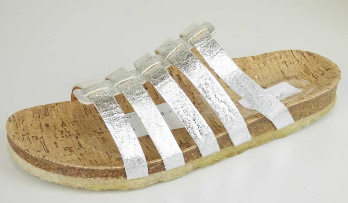 Sandalen (lt. Antrag: "Modell Paola, Artikelnummer 1500150025", Größe 37, Foto siehe Anlage)
- mit Laufsohlen aus Kunststoff/Kautschuk,
- mit zehenfreiem Oberteil aus Riemen/Bändern (nicht mit der Sohle durch Zapfen zusammengesteckt) aus 
  Kunststoff (Spinnstoff mit einer mit bloßem Auge wahrnehmbaren Außenschicht aus Kunststoff),
- den Knöchel nicht bedeckend,
- mit einer größten Höhe des Absatzes und der Sohle von ca. 1,4 cm.

"Schuhe, andere als in der Position 6401 genannte, mit Laufsohlen aus Kautschuk/Kunststoff und Oberteil 
 aus Kunststoff, andere als in den Unterpositionen 6402 1210 bis 6402 9910 genannte, deren Blatt aus Riemen
 gefertigt ist, andere als in der Unterposition 6402 9931 genannte"
