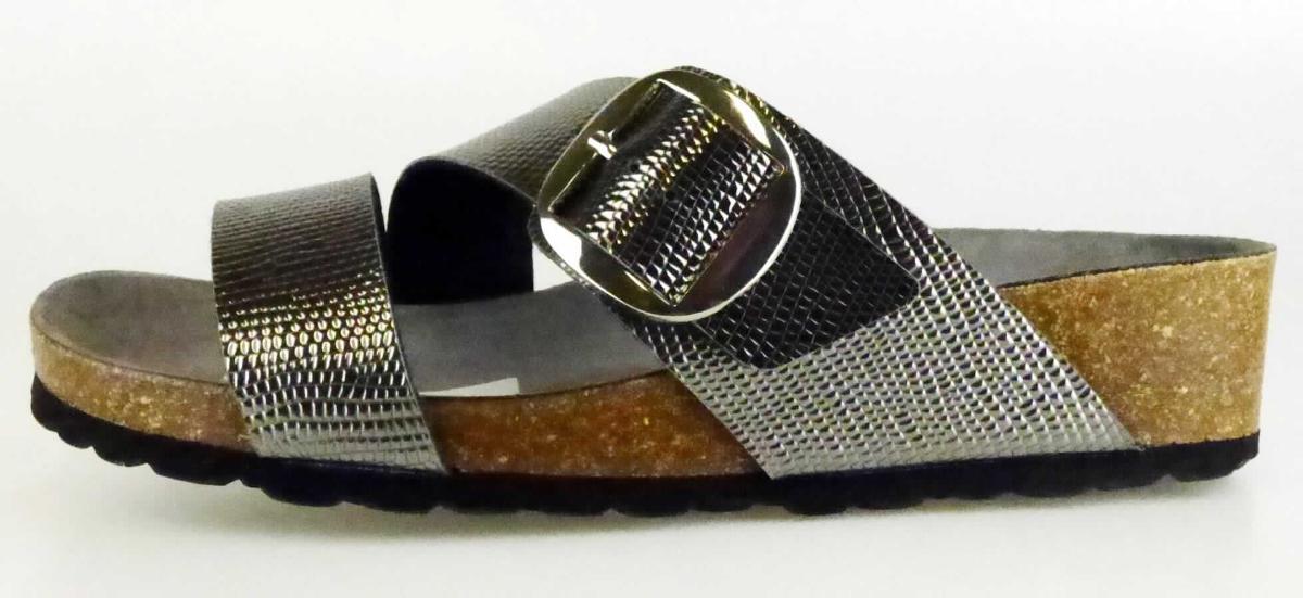 Sandalen (lt. Antrag: "Modell Scarlet, Artikelnummer 1500150022", Größe 37, Foto siehe Anlage)
- mit Laufsohlen aus Kunststoff/Kautschuk, 
- mit zehenfreiem Oberteil aus Riemen/Bänder (nicht mit der Sohle durch Zapfen zusammengesteckt) aus 
  Kunststoff (Spinnstoff mit einer mit bloßem Auge wahrnehmbaren Außenschicht aus Kunststoff),
- mit Schnallenverschluss,
- den Knöchel nicht bedeckend,
- mit einer größten Höhe des Absatzes und der Sohle von ca. 2,5 cm.

"Schuhe, andere als in der Position 6401 genannte, mit Laufsohlen aus Kautschuk/Kunststoff und Oberteil
 aus Kunststoff, andere als in den Unterpositionen 6402 1210 bis 6402 9910 genannte, deren Blatt aus Riemen
 gefertigt ist, andere als in der Unterposition 6402 9931 genannte"