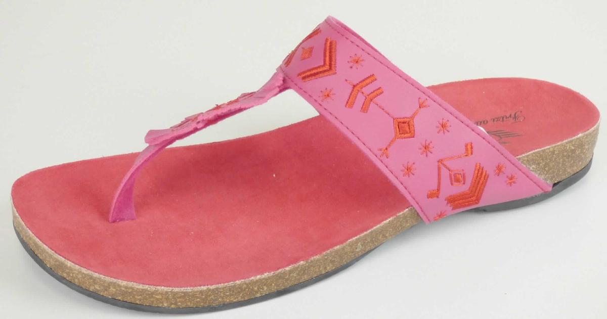 Zehenstegsandalen (lt. Antrag: "Model April, Artikelnummer 1500150024", Größe 37, Foto siehe Anlage, 
- mit Laufsohlen aus (lt. Antrag) Kunststoff/Kautschuk, 
- mit zehenfreiem Oberteil aus Kunststoff (Spinnstoff mit einer mit bloßem Auge wahrnehmbaren Außenschicht 
  aus Kunststoff), 
- mit Zierbesatz, 
- nicht den Knöchel bedeckend,
- mit einer größten Höhe des Absatzes und der Sohle von ca. 1,4 cm.

"Schuhe, andere als in der Position 6401 genannte, mit Laufsohlen aus Kautschuk/Kunststoff und Oberteil aus
 Kunststoff, andere als in den Unterpositionen 6402 1210 bis 6402 9910 genannte, deren Blatt nicht geschlossen
 ist, andere als in der Unterposition 6402 9931 genannte"