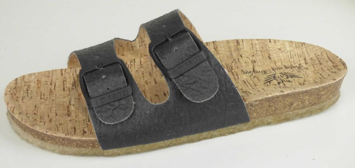 Sandalen (lt. Antrag: "Modell Pepita, Artikelnummer 1500150028", Größe 37, Foto siehe Anlage)
- mit Laufsohlen aus Kunststoff/Kautschuk,
- mit zehenfreiem Oberteil (nicht geschlossenes Blatt) aus Kunststoff (Spinnstoff mit einer mit bloßem
  Auge wahrnehmbaren Außenschicht aus Kunststoff),
- mit Schnallenverschluss,
- nicht den Knöchel bedeckend,
- mit einer größten Höhe des Absatzes und der Sohle von ca. 1,9 cm.

"Schuhe, andere als in Position 6401 genannte, mit Laufsohlen aus Kautschuk/Kunststoff und Oberteil aus 
 Kunststoff, andere als in Unterpositionen 6402 1210 bis 6402 9910 genannte, deren Blatt nicht geschlossen ist, 
 andere als in der Unterposition 6402 9931 genannte"