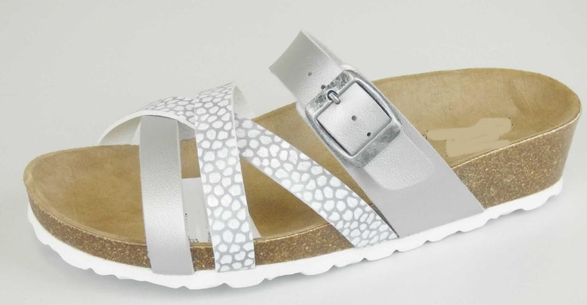 Sandalen (lt. Antrag: "Modell Sina, Artikelnummer 1500150023", Größe 37, Foto siehe Anlage)
- mit Laufsohlen aus Kunststoff/Kautschuk,
- mit zehenfreiem Oberteil aus Riemen/Bänder (nicht mit der Sohle durch Zapfen zusammengesteckt) aus 
  Kunststoff (Spinnstoff mit einer mit bloßem Auge wahrnehmbaren Außenschicht aus Kunststoff; den größten Teil
  der Außenfläche bildend) und Spinnstoff,
- seitlich mit Schnallenverschluss,
- nicht den Knöchel bedeckend,
- mit einer größten Höhe des Absatzes und der Sohle von ca. 2,6 cm.

"Schuhe, andere als in Position 6401 genannte, mit Laufsohlen aus Kautschuk/Kunststoff und Oberteil aus
 Kunststoff, andere als in Unterpositionen 6402 1210 bis 6402 9910 genannte, deren Blatt aus Riemen gefertigt
 ist, andere als in der Unterposition 6402 9931 genannte"