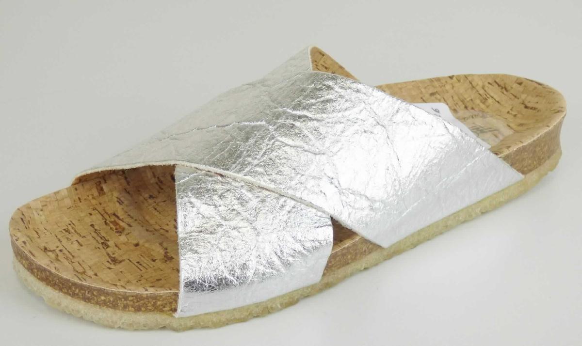 Sandalen (lt. Antrag: "Modell Pelagia, Artikelnummer 1500150026", Größe 37, Foto siehe Anlage)
- mit Laufsohlen aus Kunststoff/Kautschuk,
- mit zehenfreiem Oberteil aus Kunststoff (Spinnstoff mit einer mit bloßem Auge wahrnehmbaren Außenschicht aus 
  Kunststoff),
- den Knöchel nicht bedeckend,
- mit einer größten Höhe des Absatzes und der Sohle von ca. 1,2 cm.

"Schuhe, andere als in der Position 6401 genannte, mit Laufsohlen aus Kautschuk/Kunststoff und Oberteil aus 
 Kunststoff, andere als in den Unterpositionen 6402 1210 bis 6402 9910 genannte, deren Blatt nicht geschlossen
 ist, andere als in der Unterposition 6402 9931 genannte"