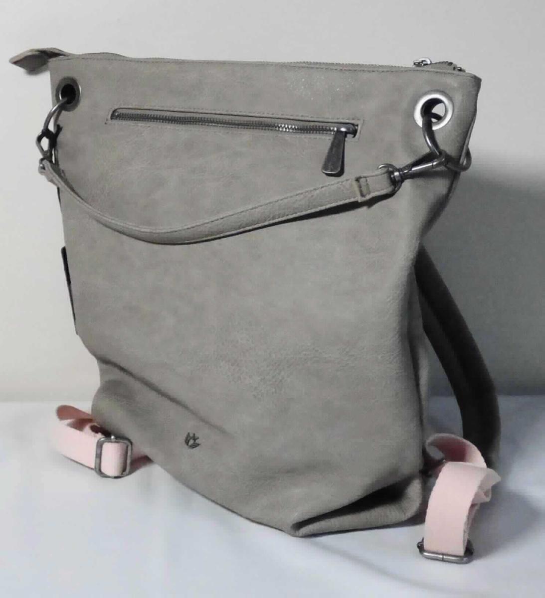 Rucksack, sog. Handtasche Bowy Saddle, Foto siehe Anlage,
- gemeinsam mit einem einfachen Beutel aus Spinnstoffen für den Einzelverkauf aufgemacht (der Beutel ist 
  in den Rucksack eingelegt); der Beutel ist geringwertig und im Hinblick auf die Verwendung als unbedeutend 
  zu betrachten, er ändert das Wesen der Hauptware nicht und ist deshalb wie diese einzureihen, 
- mit einer Außenseite aus Kunststofffolien (narbenartig geprägt),
- mit zwei längenverstellbaren, gepolsterten, nicht abnehmbaren Rückentragegurten und einem 
  abnehmbaren Handtragegriff,
- auf der Vorderseite mit einem Reißverschlussfach,
- mit einem Hauptfach:
- - mit einem entlang des oberen Rands verlaufenden Reißverschluss,
- - mit einem Reißverschlussfach, sowie zwei offenen Einsteckfächern ausgestattet,
- in den Abmessungen: 35 cm (Breite) x 35 cm (Höhe) x 14 cm (Tiefe).

"Rucksack, mit Außenseite aus Kunststofffolien"