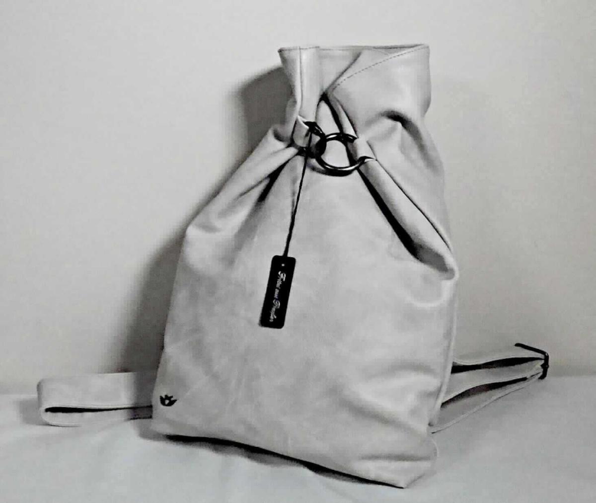 Rucksack, sog. Handtache Coco Saddle, Foto siehe Anlage,
- gemeinsam mit einem einfachen Beutel aus Spinnstoffen für den Einzelverkauf aufgemacht (der Beutel ist 
  in den Rucksack eingelegt); der Beutel ist geringwertig und im Hinblick auf die Verwendung als unbedeutend 
  zu betrachten, er ändert das Wesen der Hauptware nicht und ist deshalb wie diese einzureihen, 
- mit einer Außenseite aus Kunststofffolien (narbenartig geprägt),
- mit zwei längenverstellbaren, nicht abnehmbaren Rückentragegurten,
- mit einem Reißverschlussfach auf der Rückseite,
- mit einem Hauptfach:
- - oben mit einem Magnetknopf und einem Karabiner zu verschließen,
- - mit einem Reißverschlussfach und zwei offenen Einsteckfächern ausgestattet,
- in den Abmessungen: 33 cm (Breite) x 42 cm (Höhe) x 11 cm (Tiefe).

"Rucksack, mit Außenseite aus Kunststofffolien"