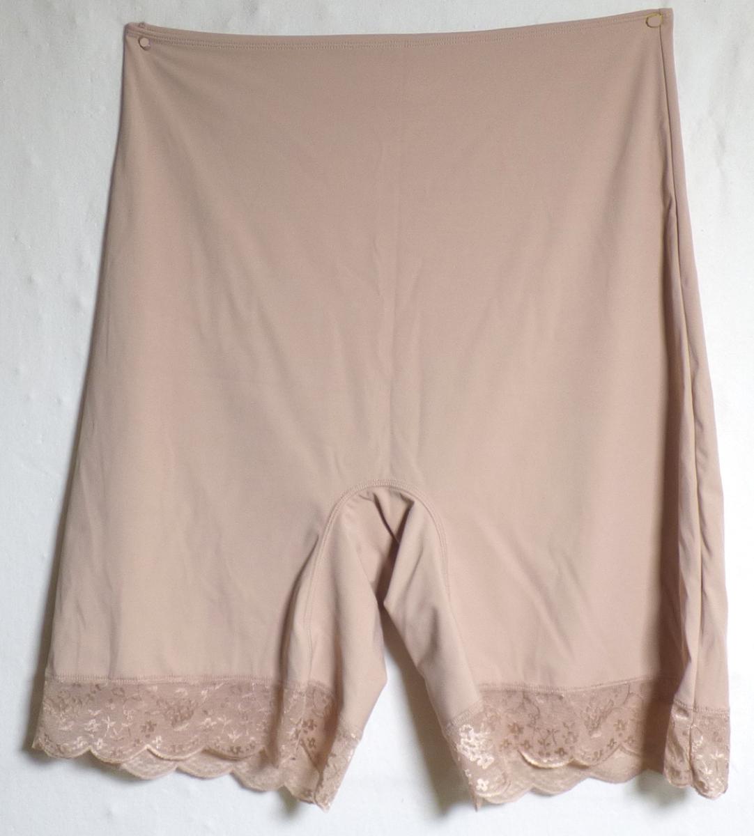 Unterhose, sog. Shape Slip,für Frauen, Artikel 810224, Order 607462, Gr. 44/46, Foto siehe Anlage,
- aus ca. 0,6 mm dicken, einfarbigen Gewirken aus laut Antrag 75 % Polyamid und 25 % Elasthan
  (beides synthetische Chemiefasern),
- in der Taille abschließend,
- ohne Eingriff, ohne Öffnung und ohne Verschluss,
- ohne Hinweise auf den Trägerkreis (unisex),
- mit kurzen Hosenbeinen, mit einer Seitenlänge von ca. 48 cm; an den Beinabschlüssen mit einer
  angenähten Borte aus musterbildend durchbrochenen Gewirken (Raschelspitze),
- im Schritt mit einem eingenähten, erweiternden Einsatz in Art eines Zwickels, der einer
  Hygieneeinlage ähnlich gearbeitet ist,
- im Schrittbereich mit flachen Überwendlichnähten gearbeitet,
- das Kleidungsstück ist nicht geeignet zu stützen, zu formen oder zu korrigieren (somit keine Miederhose
  im Sinne der Position 6212).

"Unterhose, aus Gewirken, für Frauen, aus Chemiefasern"