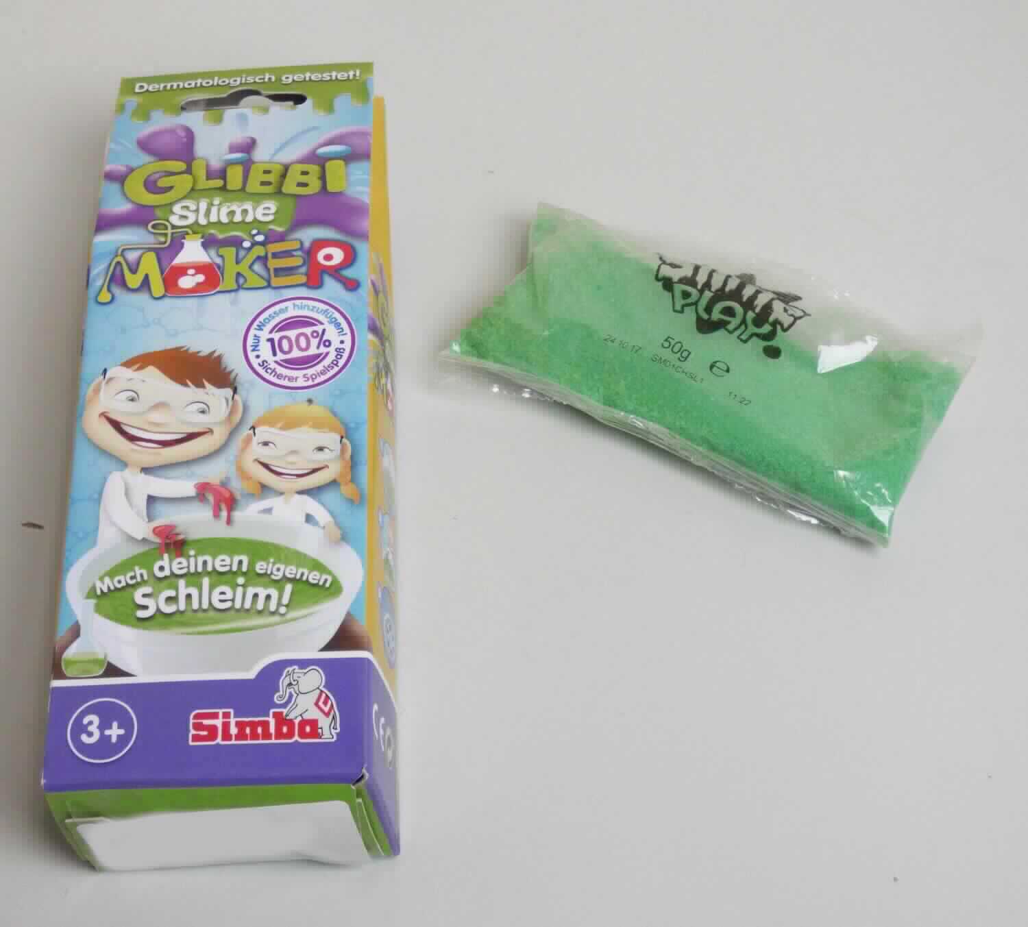 Angaben des Antragstellers:
Glibbi Slime Maker, Schleimpulver wird in Wasser eingerührt
Inhalt: 50 g Schleimpulver
3-fach sortiert: rot, blau und grün
Inhaltststoffe: Anionic Polymer, CI47005, CI42090, Parfüm

Feststellungen an einem Warenmuster:
Es wurde ein transparenter Kunststoffbeutel mit einem grünen, körnigen Pulver vorgelegt. Der Kunststoffbeutel befindet sich in einer bunt bedruckten Pappfaltschachtel in Aufmachung für den Einzelverkauf (Aufdruck auszugsweise: "GLIBBI Slime MAKER   Mach deinen eigenen Schleim!").

Befund:
Es liegt ein Acrylpolymer in Primärform im Sinne der Position 3906 vor.