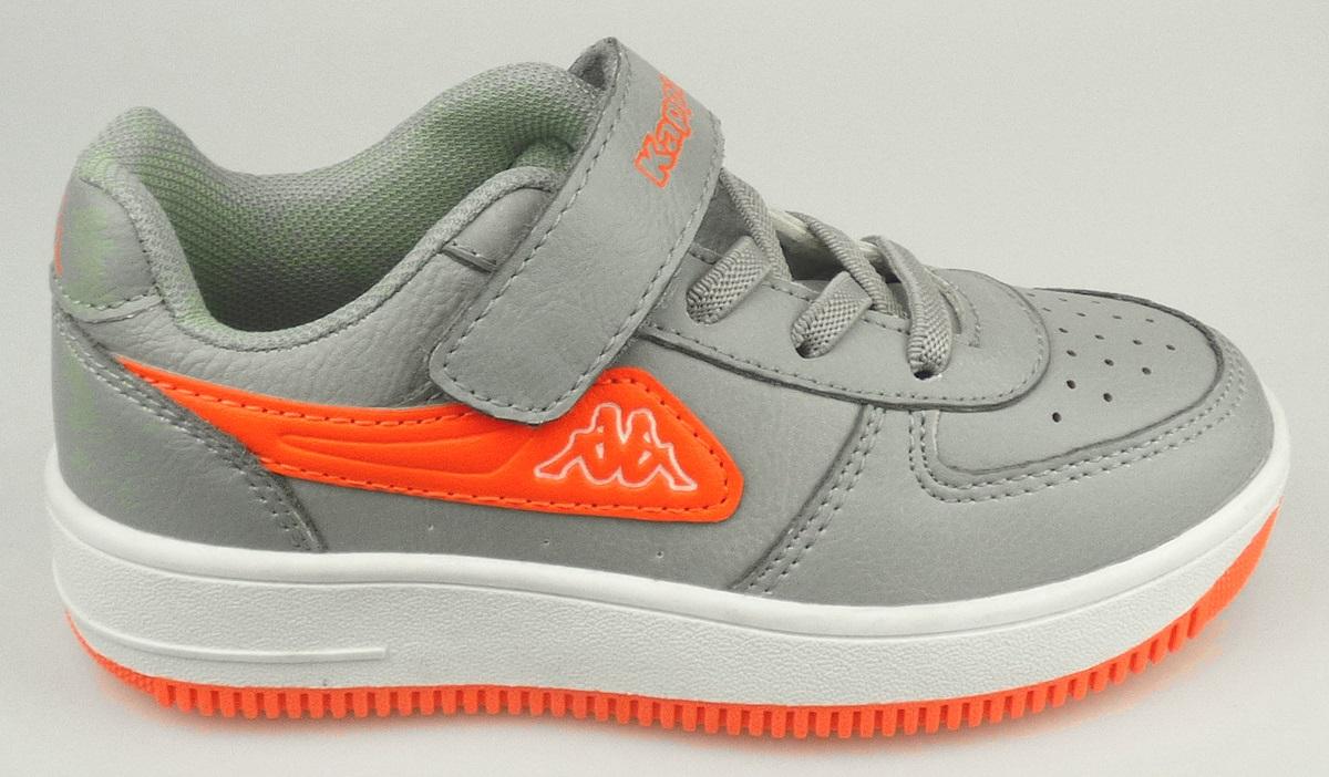 Halbschuhe (lt. Antrag: Freizeitschuh, Artikel-Nr.: 260852PCK, Artikel-Name: BASH PC K, Größe 28),
Foto siehe Anlage,
- mit Laufsohlen aus (lt. Antrag) Kunststoff,
- mit Oberteil (geschlossenes Blatt) aus Kunststoff (Spinnstoff mit einer mit bloßem Auge
  wahrnehmbaren Außenschicht aus Kunststoff),
- auf das Oberteil sind Verstärkungsteile aus Kunststoff aufgesetzt,
- mit einem elastischen Band über dem Spann und mit Klettverschluss,
- nicht den Knöchel bedeckend,
- ohne Metallschutz in der Vorderkappe,
- mit einer Länge der Innensohle von ca. 18,2 cm.
 
"Schuhe, andere als in der Position 6401 genannte, mit Laufsohlen aus Kunststoff und Oberteil aus 
 Kunststoff, andere als in den Unterpositionen 6402 1210 bis 6402 9950 genannte, mit einer Länge der
 Innensohle von weniger als 24 cm"