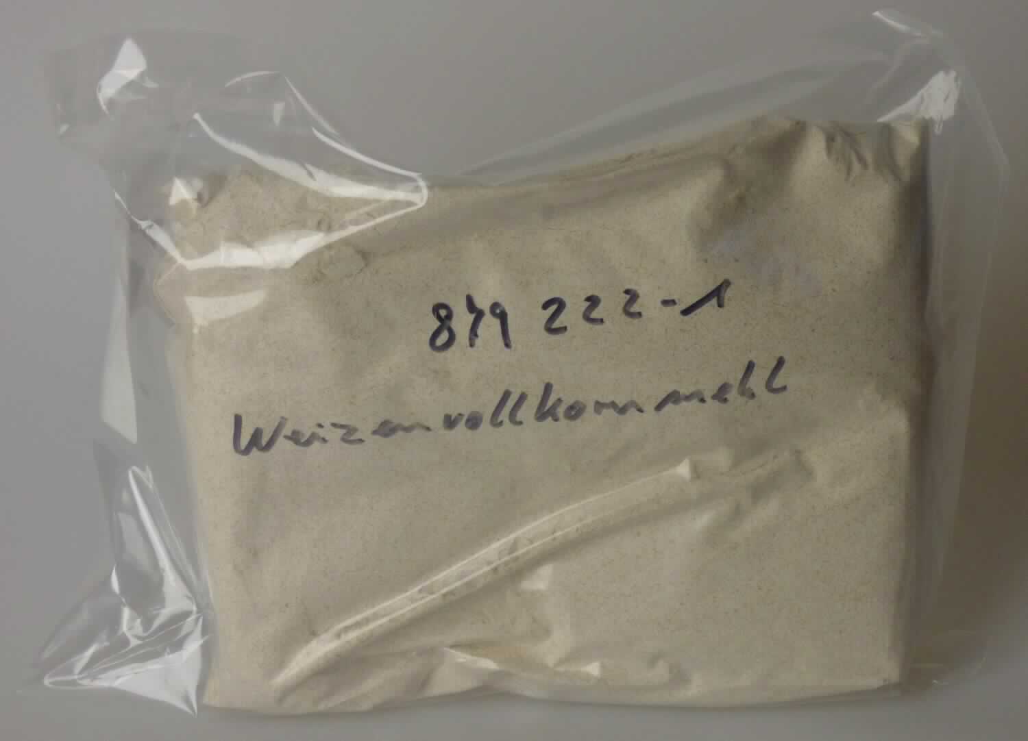 Weizenvollkornmehl.

Antragsangaben (als zutreffend unterstellt): Weichweizenvollkornmehl. Es wurden vertrauliche Angaben gemacht.

Beschaffenheit des vorgelegten Warenmusters: Hellbeiges, mit dunkleren Partikeln durchsetztes mehlfeines Pulver mit einer für Vollkornmehl typischen Beschaffenheit, in einem Musterbeutel.

Aufgrund der Antragsangaben und der äußeren Beschaffenheit wird als zutreffend unterstellt, dass es sich um ein Weichweizenmehl handelt, mit einem Stärkegehalt von mehr als 45 GHT, einem Aschegehalt von 2,5 GHT oder weniger und einem Siebdurchgang von mehr als 80 GHT bei einer lichten Maschenweite des Siebes von 315 µm.

Mehl von Weichweizen.