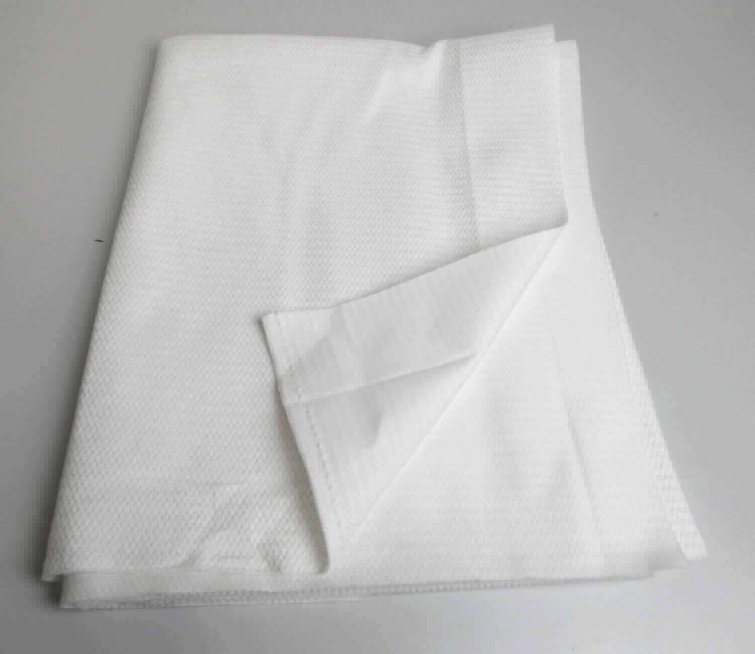 Textillaminat, sog. Möbelbezugsstoff, Foto siehe Anlage,
- als Meterware, mit einer Breite von laut Antrag 150 cm,
- laut Untersuchungsergebnis:
-- aus zwei mit ihrer ganzen Fläche aufeinanderliegenden und so miteinander durch Kleben verbundenen Lagen:
--- mit einer Oberlage (Schauseite):
---- aus einem gebleichten und gerauten Kettengewirke, u. a. somit keine Ware der Position 5407,
---- aus synthetischen Chemiefasern (laut Antrag Polyester),
---- keine Elastomergarne oder Kautschukfäden enthaltend,
---- kein Samt, Plüsch, Schlingengewirke oder Schlingengestricke,
--- mit einer Unterlage:
---- aus einem einfarbigen Gewebe aus synthetischen Chemiefasern,
- insbesondere im Hinblick auf die Bedeutung in Bezug auf die Verwendung verleiht das die Schauseite bildende 
  Kettengewirke der Ware ihren wesentlichen Charakter.

"Kettengewirke, anderes als in den Positionen 6001 bis 6004 genannte, aus synthetischen Chemiefasern, anderes
 als in der Unterposition 6005 35 genannte, gebleicht"