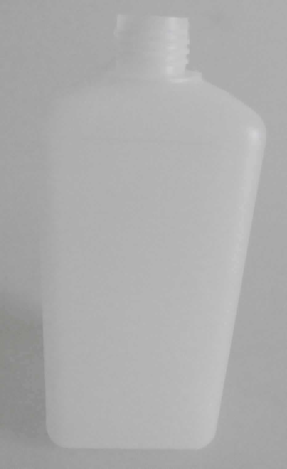 Bei dem durch ein Warenmuster veranschaulichten Artikel handelt es sich um eine milchig-transparente Flasche ohne Verschluss aus Polyethylen, einem Kunststoffen im Sinne der Anmerkung 1 zu Kapitel 39. Die quaderförmige Ware (Abmessungen ca. 14,5 x 7 x 5,8 cm) zeichnet sich durch ein Fassungsvermögen von ca. 500 ml aus und ist am Flaschenhals mit einem Schraubgewinde versehen.

Derartige Erzeugnisse werden zolltariflich als "Transport- oder Verpackungsmittel aus Kunststoffen, Flaschen und ähnliche Waren mit einem Fassungsvermögen von 2 l oder weniger" eingereiht.