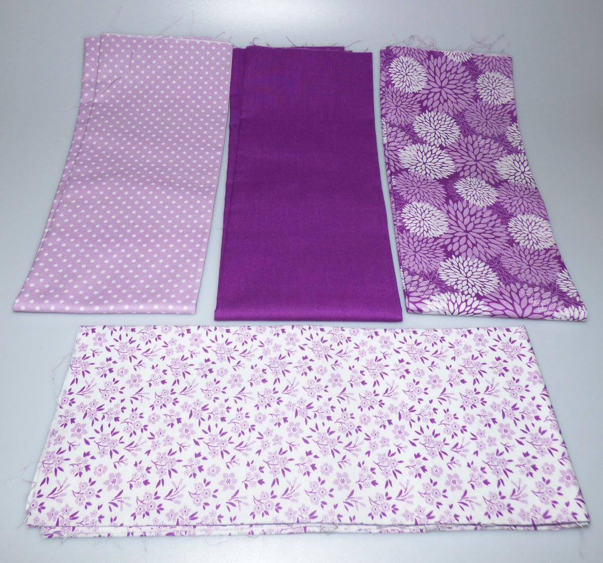 Gewebe, Foto siehe Anlage,
- im Set aus vier Zuschnitten mit einer Banderole aus Pappe verpackt,
- jeweils:
-- quadratisch zugeschnitten, in den Abmessungen von laut Antrag 50 cm x 50 cm, 
-- aus laut Antrag Baumwolle,
-- bedruckt (nicht nach dem Batik-Verfahren handbedruckt),
-- in Leinwandbindung,
-- mit einem Quadratmetergewicht von laut Antrag 120 g,
-- nicht auf Handwebstühlen hergestellt.

"Gewebe aus Baumwolle, mit einem Anteil an Baumwolle von mehr als 85 GHT und einem
 Quadratmetergewicht von weniger als 200 g, bedruckt, in Leinwandbindung, mit einem
 Quadratmetergewicht von mehr als 100 g, nicht auf Handwebstühlen hergestellt, nicht nach dem
 Batik-Verfahren handbedruckt"