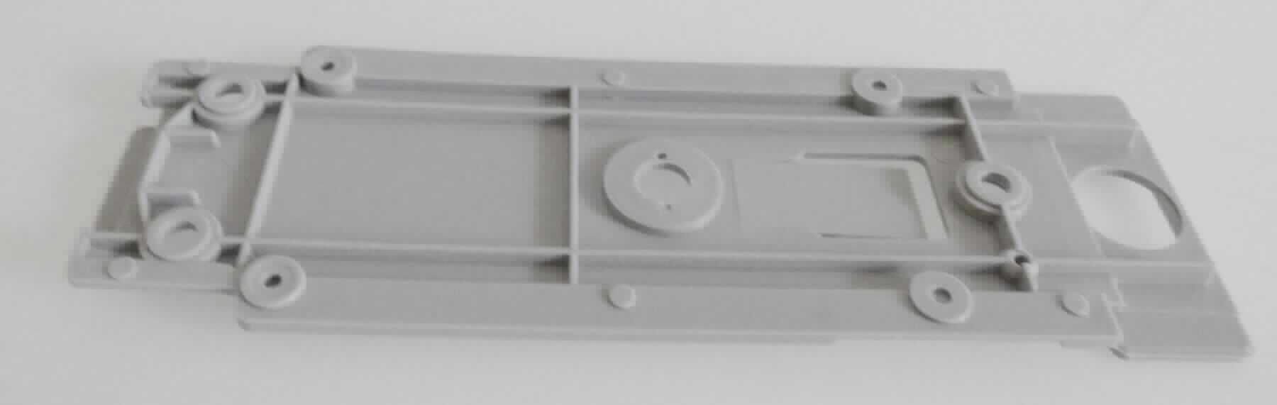 Rückwand, Art.-Nr. 099883-00,
- aus einem annähernd rechteckigen, flachen Kunststofferzeugnis mit einer Abmessung
  (L x B) von ca. 24 x 8 cm und mehreren spezifischen Aussparungen und Bohrungen
  versehen (Abbildung siehe Anlage),
- zur Verwendung als Rückwand eines Desinfektionsspenders, um diesen an der Wand
  zu befestigen.

"Teil, erkennbar ausschließlich oder hauptsächlich bestimmt für Maschinen, Apparate und
 Geräte mit eigener Funktion, in Kapitel 84 anderweit weder genannt noch inbegriffen, keine
 Ware der Codenummern 8479 9015 00 0 bis 8479 9070 87 0 - sog. Rückwand"