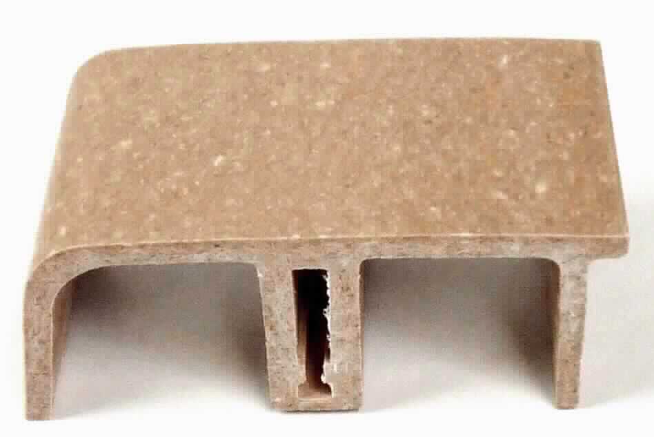 Angaben des Antragstellers:
Sockelleistenprofil aus Wood Plastic Composite (WPC)

Untersuchungsergebnisse an einem Warenmuster:
Hohlprofil als Meterware ohne weitere Bearbeitung aus einem Compound aus Hozfasern und Polypropylen. Das Profil wird als Sockelleiste verwendet und ist auf der Außenseite nicht mit Furnier aus Holz beschichtet. Für das Profil ist der Kunststoffanteil charakterverleihend.

Befund:
Es liegt ein Profil aus gefülltem Kunststoff im Sinne der Unterposition (KN) 3916 9050 vor.