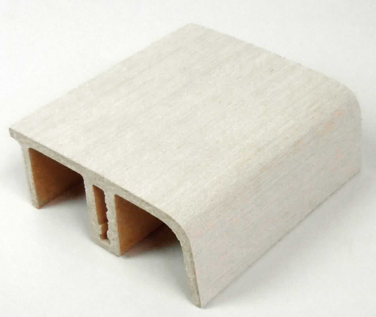 Sockelleisten aus WPC furniert.

Antragsangaben: Sockelleistenprofil (Meterware) aus WPC (Wood Plastic Composite aus: 75 % Holzfasern und    25 % Polypropylen) mit aufgeklebtem Echtholzfurnier. Findet Verwendung als dekoratives Element zur Kaschierung von über Putz liegenden Heizungsrohren.

Beschaffenheit der vorgelegten Warenprobe (Musterteilstück): Profilierte Sockelleiste aus WPC, auf das ein sehr dünnes Echtholzfurnier aufgebracht ist. Das Furnierholz besteht aus der Holzart Abachi (Triplochiton scleroxylon).

Furniertes Holz, ohne Block-, Stab-, Stäbchen- oder Streifenholzmittellage, keine Spanplatte enthaltend, mit mindestens einer äußeren Lage aus Abachiholz, auf einer Unterlage aus WPC.