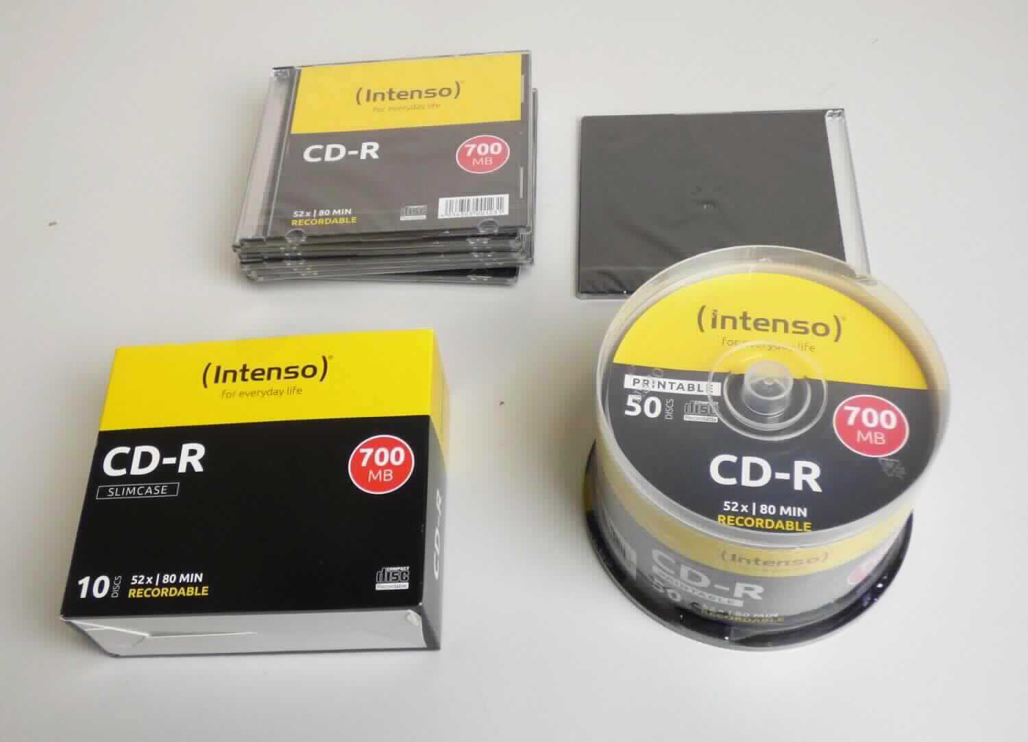 Es handelt sich bei den "CD-R-Produkten" um optische Aufzeichnungsträger in Form von Platten / discs.

Techn. Merkmale:
- CD-R-Rohling 
- ohne Aufzeichnung
- mit einer Speicherkapazität von 700 MB 
- nicht löschbar 
- zum einmaligen Aufzeichnen und mehrmaligen Lesen von unveränderbaren Informationen mittels Laserstrahl
- aufgemacht in Verpackungseinheiten (Spindel / Cake Box oder Pappschachtel / Slim Case) mit 
  unterschiedlicher Stückzahl (10 bis 100 Stück)

CD-R-Rohlinge mit dem Hinweis "Printable" können zusätzlich auf ihrer Oberfläche beschriftet werden.

Das Erzeugnis wird als "Platte, optischer Aufzeichnungsträger, ohne Aufzeichnung, Platte ("disc") für Laserabnehmersysteme, mit einer Aufnahmekapazität von 900 Megabytes oder weniger, nicht löschbar" eingereiht.

Anlage: 1 Abbildung