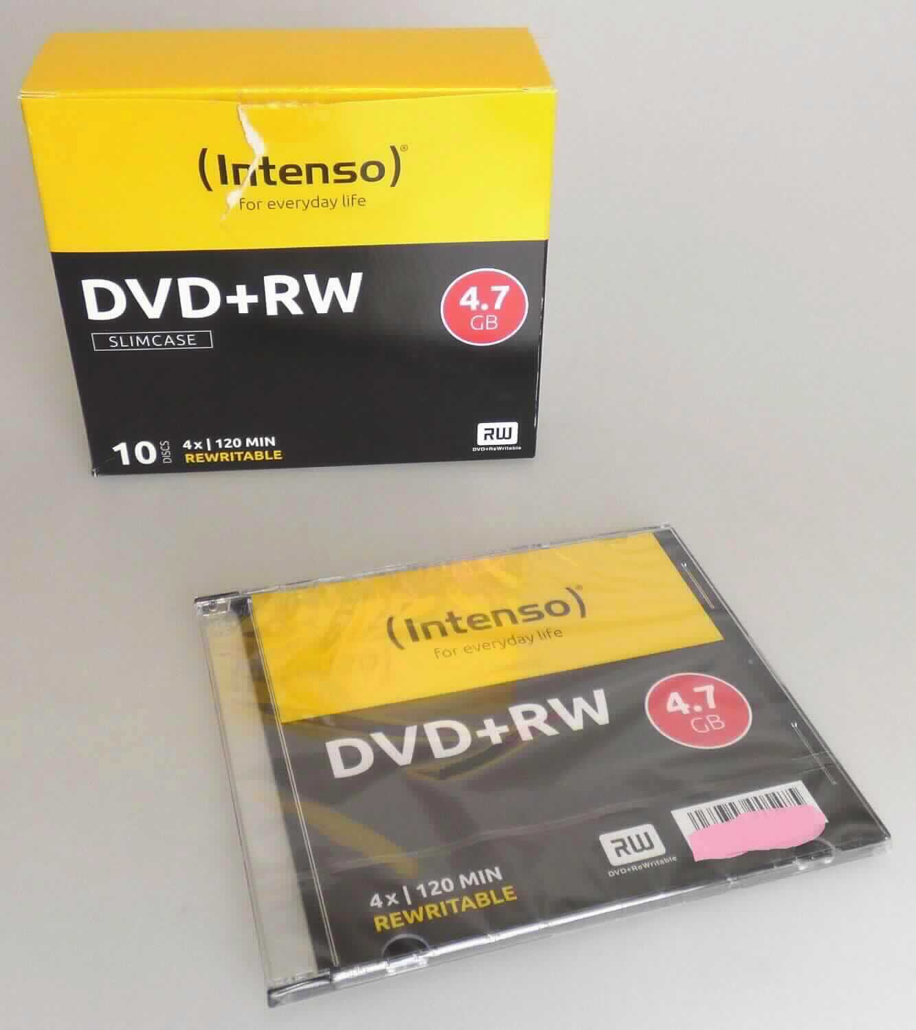 Es handelt sich bei den Erzeugnissen "DVD-RW- und DVD+RW- Rohlinge" um optische Aufzeichnungsträger in Form einer Platte/Disc.

Technische Merkmale:
- "DVD-RW-Rohlinge" oder "DVD+RW-Rohlinge" 
- Speicherkapazität 4,7 GB
- löschbar, ohne Aufzeichnung
- zum mehrmaligen Aufzeichnen und Lesen von Informationen mittels Laserstrahl
- aufgemacht in Verpackungseinheiten (Pappschachtel / Slim Case) mit jeweils 10 Stück

Das Erzeugnis wird als "Platte, optischer Aufzeichnungsträger, ohne Aufzeichnung, nicht von den Unterpositionen (KN) 8523 4110 bis 8523 4130 erfasst" eingereiht.

Anlage: 1 Abbildung