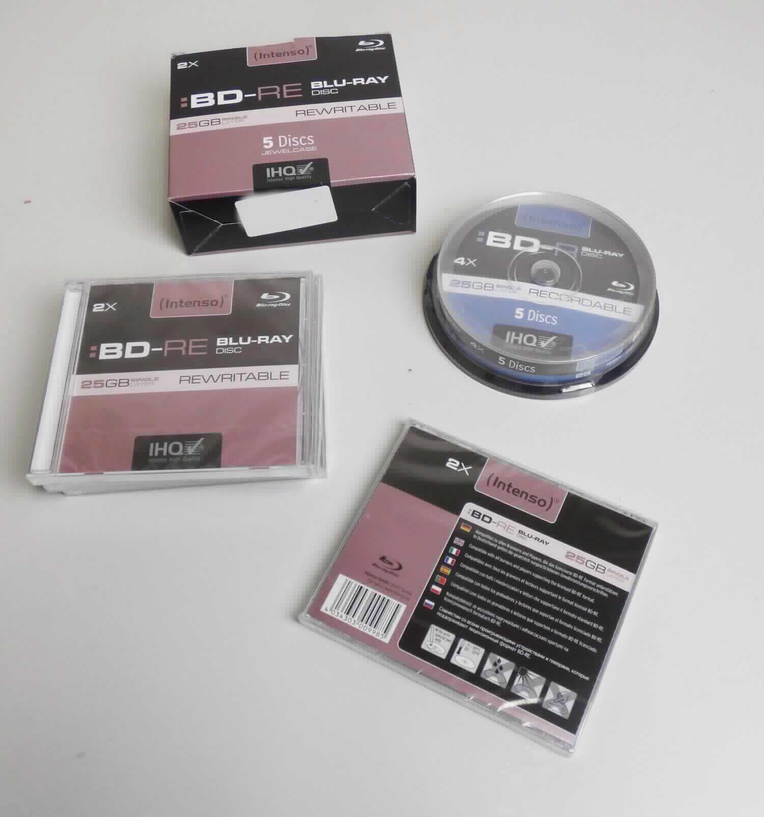 Es handelt sich bei dem Erzeugnis "BlueRay BD-R Rohling" um einen optischen Aufzeichnungsträger 
in Form einer Platte / disc.

Techn. Merkmale:
- BlueRay Disc Rohling / BD-R (recordable)
- ohne Aufzeichnung
- mit einer Speicherkapazität von 25 GB 
- nicht löschbar 
- zum einmaligen Aufzeichnen und mehrmaligen Lesen von unveränderbaren Informationen mittels Laserstrahl
- aufgemacht in einer Verpackungseinheit (Spindel / Cake Box oder Pappschachtel / Slim Case) mit 5 Stück

Erzeugnis wird als "Platte, optischer Aufzeichnungsträger, ohne Aufzeichnung, nicht von den Unterpositionen (KN) 8523 4110 bis 8523 4130 erfasst" eingereiht.

Anlage: 1 Abbildung