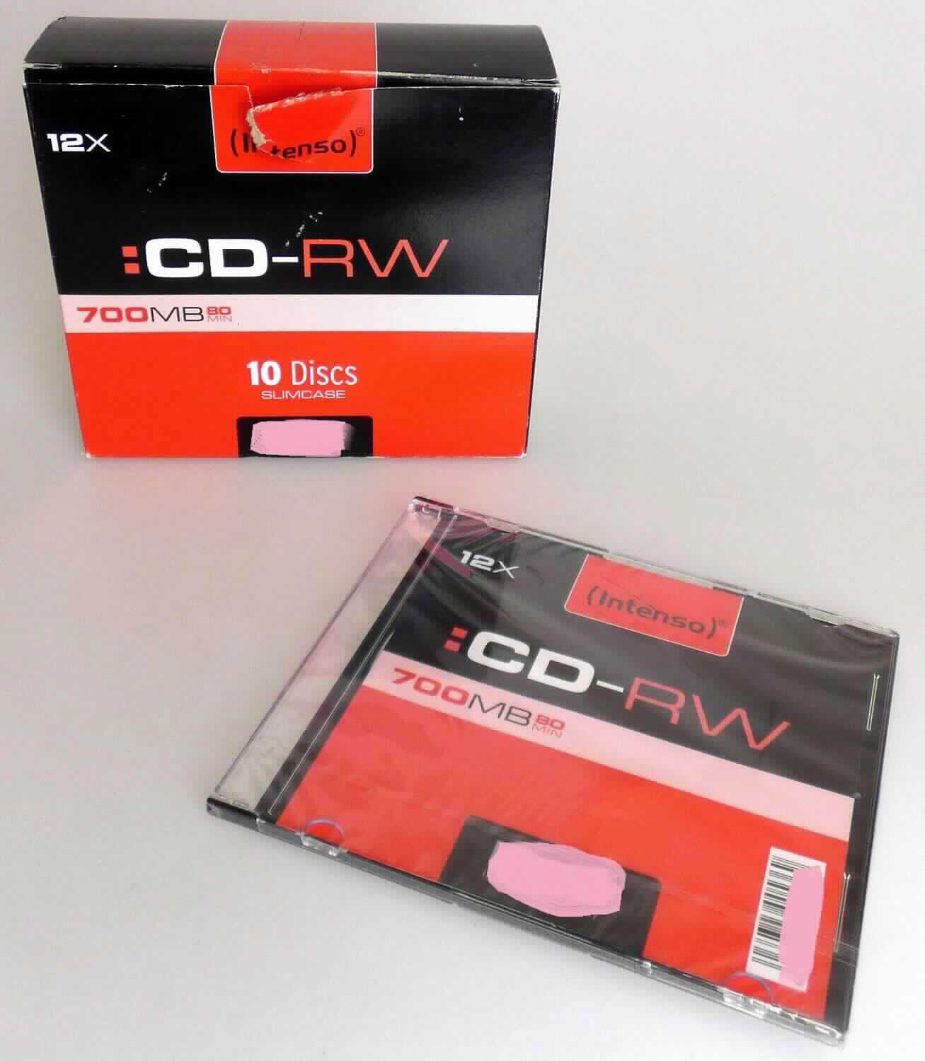 Es handelt sich bei Ware mit der Artikelbezeichnung "CD-RW Produkt Rohlinge" um optische Aufzeichnungsträger in Form einer Platte/Disc.

Technische Merkmale:
- "CD-RW-Rohlinge" 
- Speicherkapazität 700 MB
- löschbar, ohne Aufzeichnung
- zum mehrmaligen Aufzeichnen und Lesen von Informationen mittels Laserstrahl
- aufgemacht in Verpackungseinheiten (Pappschachtel / Slim Case) mit jeweils 10 Stück

Das Erzeugnis wird als "Platte, optischer Aufzeichnungsträger, ohne Aufzeichnung, nicht von den Unterpositionen (KN) 8523 4110 bis 8523 4130 erfasst" eingereiht.

Anlage: 1 Abbildung