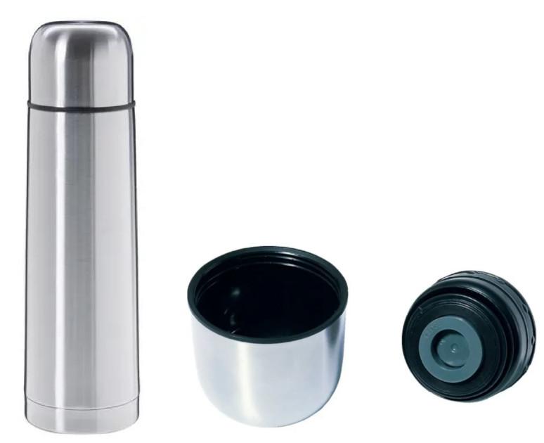 Sog. "Isolierflasche" mit einem Fassungsvermögen von 0,5 l, 0,7 l bzw. 1,0 l, bestehend aus einem zylindrischen, doppelwandigen Behältnis aus unedlem Metall.
Das Behältnis besitzt einen luftverdünnten Raum (Vakuum) zwischen den Metallwänden, einen Schraubverschluss aus Kunststoff mit integrierter Druckmechanik zum Ausgießen und einen Becher aus unedlem Metall mit Kunststoffeinsatz zum Verschrauben. 

Die in einem Karton verpackte Ware dient zum Bereithalten, Kühlen sowie Warmhalten von Getränken und ist als "Vakuum-Isolierflasche" einzureihen.