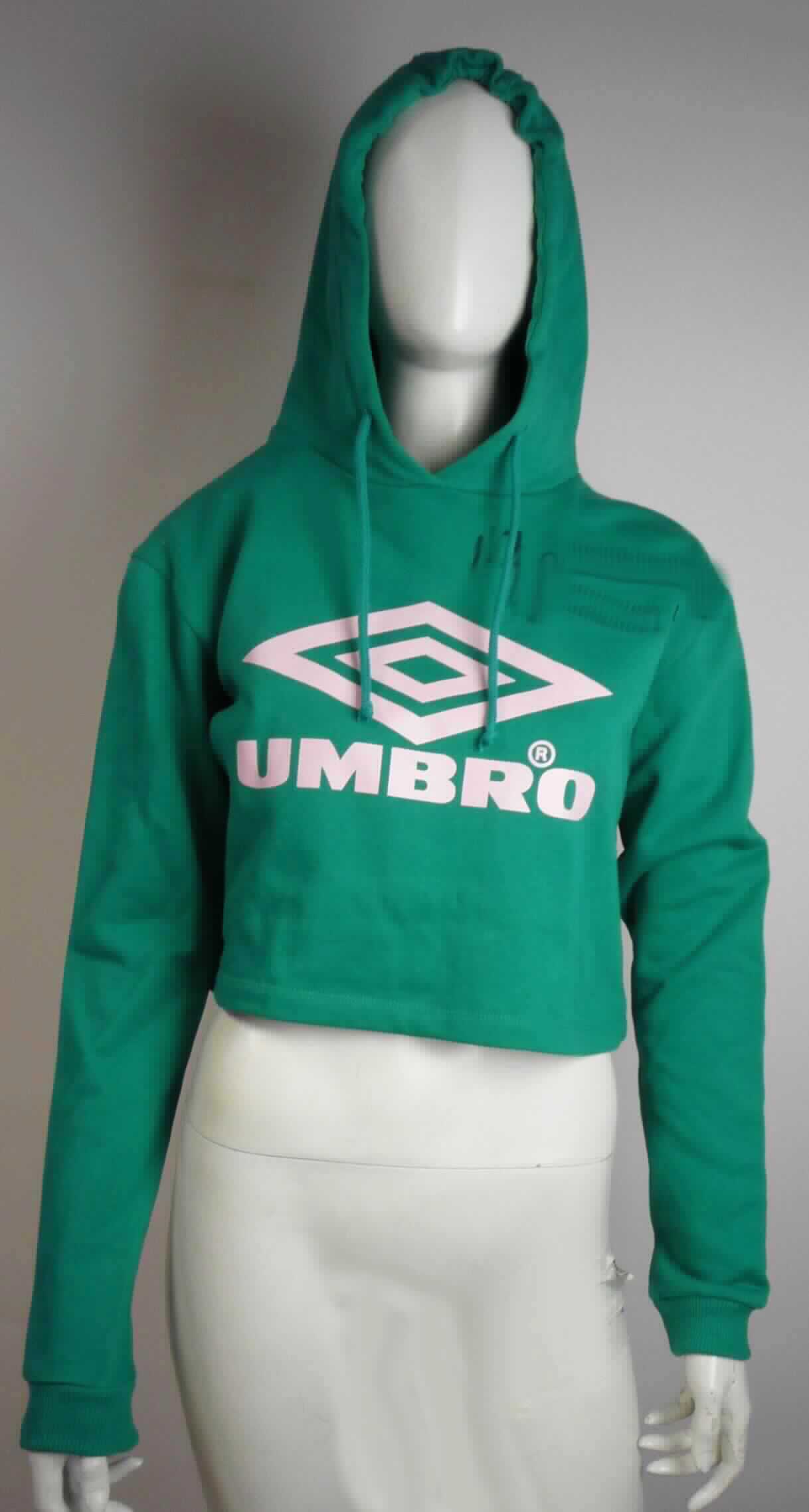 Pulloverähnliches Kleidungsstück, sog. Umbro Cropped OH Hood, Art. UZ2WW1805, Größe S, Foto siehe Anlage,
- aus ca. 1,4 mm dicken, einseitig (Innenseite) gerauten, einfarbigen Gewirken aus laut Antrag 100 % Baumwolle,
- über die Taille reichend (Rückenlänge: ca. 44 cm),
- mit einer angesetzten Kapuze mit Kordelzug (somit kein Unterziehpulli), deren Ränder vorn von rechts auf links 
  überlappen (Frauenkleidung),
- ohne Öffnung und ohne Verschluss,
- mit langen Ärmeln; an den Ärmelenden mit verengenden Bündchen ausgestattet,
- am unteren Rand durch Umschlagen und Festnähen gesäumt.


"Pulloverähnliches Kleidungsstück, aus Gewirken, aus Baumwolle, kein Unterziehpulli, für Frauen"