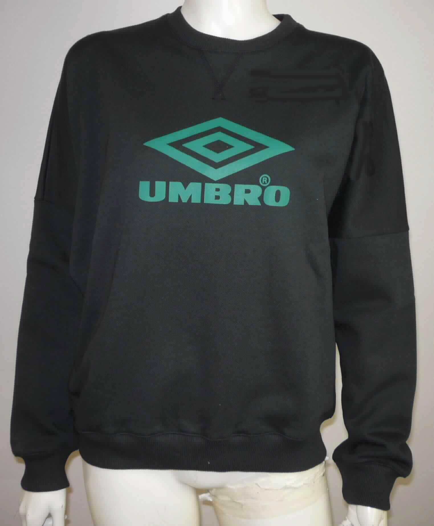Pullover, sog. Pullover Umbro Logo Crew, Art. UZ2WS1825, Größe S, Foto siehe Anlage, 
- aus ca. 1,5 mm dicken, einfarbigen, einseitig (Innenseite) gerauten Gewirken aus laut Antrag 100 % Baumwolle, 
- über die Taille reichend (Rückenlänge: ca. 62 cm), 
- mit einem runden Halsausschnitt mit einer Randeinfassung (somit kein Unterziehpulli),
- ohne Öffnung und ohne Verschluss,
- ohne Hinweise auf den Trägerkreis (unisex),
- mit langen Ärmeln, an den Ärmelenden mit angesetzten, doppelt gearbeiteten, gerippt gewirkten und 
  leicht verengenden Bündchen,
- am unteren Rand mit einem angesetzten, doppelt gearbeiteten, gerippt gewirkten und leicht verengenden Bund.

"Pullover, aus Gewirken, aus Baumwolle, kein Unterziehpulli, für Frauen"