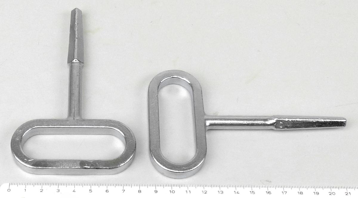 "Vierkantschlüssel 2er-Set"
 
- in der Art eines Schraubendrehers mit ovalem T-Griff, vollständig aus
  unedlem Metall
 
- das Ende ist zu einem konischen Außenvierkant ausgearbeitet,
  passend von 7 - 10 mm
 
- dient zum Betätigen einer Verriegelungen mit Vierkantnuss (unter
  anderem Anhängerklappen); damit kein Schlüssel der Position 8301
 (Antragstellerangaben)
 
Abbildung siehe Anlage.
 
Derartige Erzeugnisse gehören als "Handwerkzeuge (Schraubendreher) mit arbeitendem Teil aus unedlem Metall, anderweit weder genannt noch inbegriffen" zum TARIC-Code 8205 4000 00.