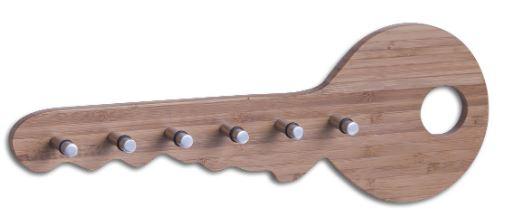 Sogenanntes Schlüsselboard (Artikelnummer 13590):

Es handelt sich um sechs massive, zylinderförmige Stifte (Haken) aus unedlem Metall (charakterbestimmend im Hinblick auf die Bedeutung für die Verwendung), die auf einer in Form eines Schlüssels zugesägten Grundplatte aus Holz (Länge x max. Breite ca. 35,0 x 12,5 cm) in einer Reihe nebeneinander befestigt sind. Auf die Stifte ist jeweils ein Ring aus Kunststoff oder Kautschuk aufgeschoben. Die Rückseite der Grundplatte weist zwei Befestigungsvorrichtungen aus unedlem Metall auf. Das Ganze dient zur Aufnahme von Schlüsseln und ist gemeinsam mit Montagematerial (zwei Schrauben und zwei Dübel) in einem Karton verpackt.

- Antragstellerangaben -
Abbildung siehe Anlage.

Derartige Erzeugnisse gehören als "den Kleiderhaken ähnliche Waren aus unedlen Metallen" zur Codenummer 8302 50 00 00 0 des Zolltarifs.