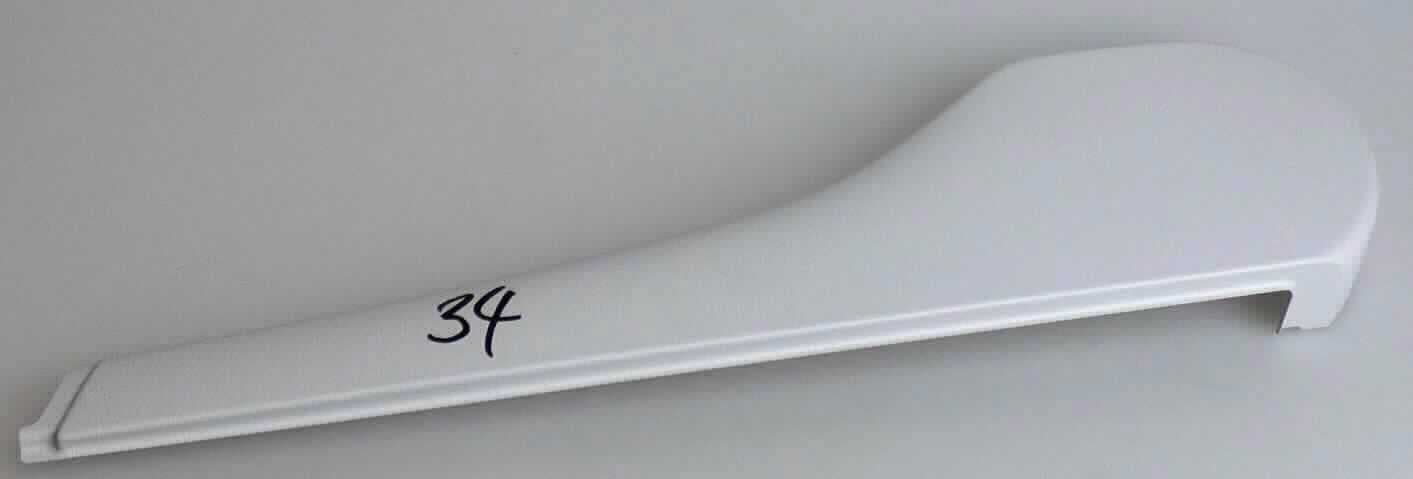 Es handelt sich bei der sog. "Folien-Verkleidung für Armlehne" um eine nach technischer Zeichnung gefertigte Ware aus Kunststoff mit den Maßen ca. 39 cm x 3 cm bis 10 cm x 3 cm; B x T x H. Das Erzeugnis bildet die Verkleidung von Armlehnen von Passagierflugzeugsitzen und ist aufgrund der spezifischen Maße und der Formgebung als hauptsächlich für ein Sitzmöbel verwendetes Teil erkennbar.

Die Ware wird als "erkennbares Teil eines Sitzmöbels, von der für Luftfahrzeuge verwendeten Art, ihrer Beschaffenheit nach für Fluggäste vorgesehen" eingereiht.