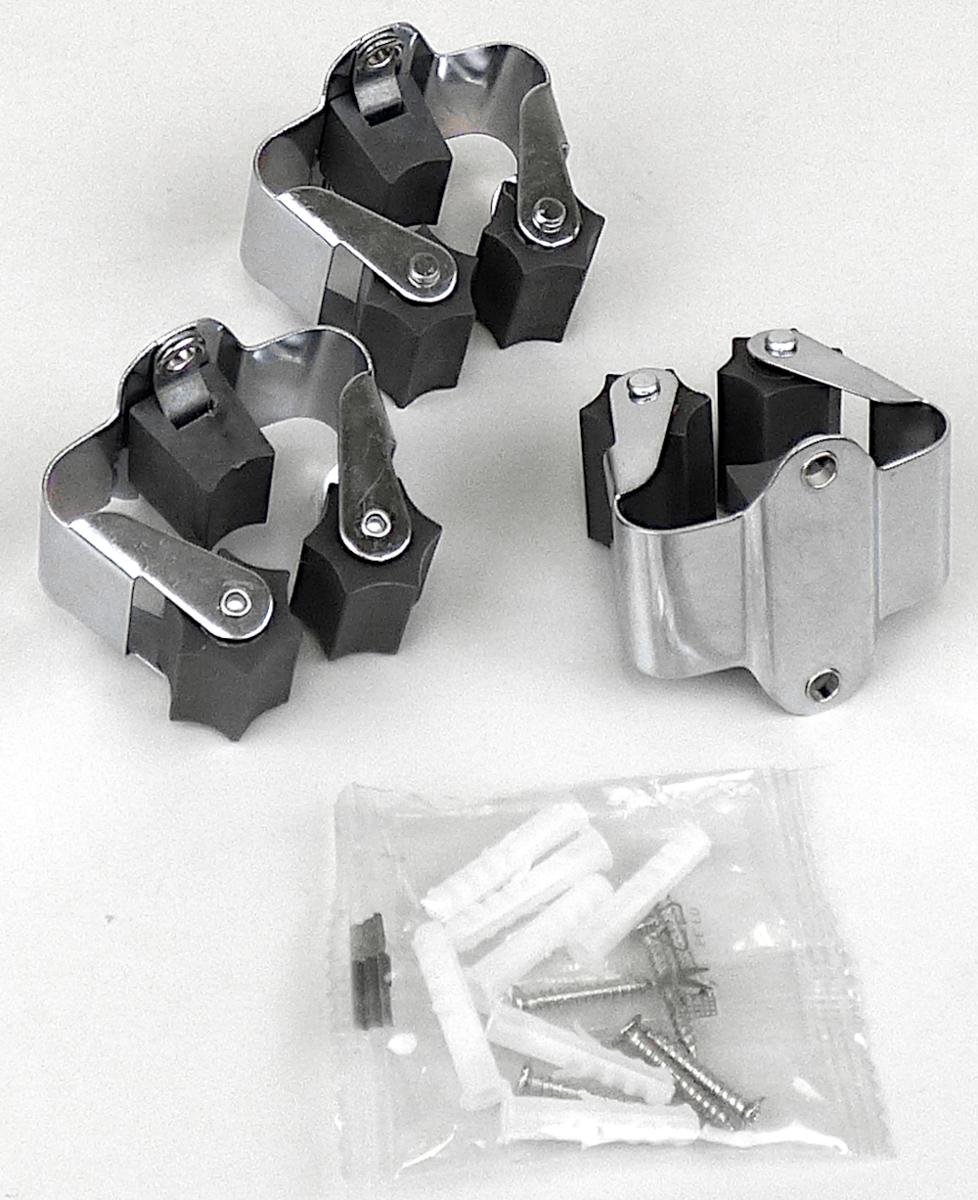 Es handelt sich um Klemmvorrichtungen (sogenannte Gerätehalter), bestehend aus einem Blechabschnitt aus unedlem Metall, der entsprechend seiner Verwendung als Halterung zu einem Trapez gebogen, gelocht und abgewinkelt ist. An den federnden Enden der beiden ausgeformten Klemmbacken ist jeweils eine Rolle aus Kunststoff oder Kautschuk mit sechseckigem Querschnitt drehbar befestigt. In etwa mittig ist eine quaderförmige Klemmbacke aus Kunststoff oder Kautschuk auf der Innenseite der Halterung angebracht.
Die Klemmvorrichtungen sind dazu bestimmt, an einer Wand befestigt zu werden und dort den Stiel eines Garten- oder Haushaltsgeräts zu fixieren. Sie sind zu drei Stück gemeinsam mit Montagematerial (Schrauben und Dübel) in einem bedruckten Karton für den Einzelverkauf aufgemacht.
Abmessungen: 50 x 48 x 43 mm.
- Antragstellerangaben-

Aufgrund der Bedeutung für die Verwendung bestimmen die Gerätehalter den Charakter der Warenzusammenstellungen in Aufmachung für den Einzelverkauf. Der Charakter der aus verschiedenen Stoffen zusammengesetzten Gerätehalter wird insbesondere aufgrund der Bedeutung für die Verwendung durch das unedle Metall bestimmt.

Abbildung siehe Anlage.

Derartige Erzeugnisse gehören als "den Kleiderhaken ähnliche Waren aus unedlen Metallen" zur Codenummer 8302 5000 00 0 des Zolltarifs.