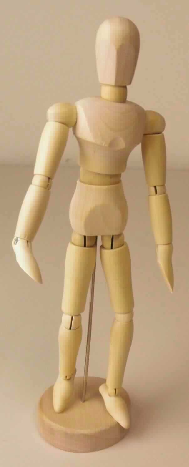 Sog. "Gliederpuppe", ein Modell in Form einer den menschlichen Körper nachempfundenen Figur aus Holz, im Wesentlichen bestehend aus beweglichen Gliedmaßen, Kopf und Rumpf, an einer Stange aus unedlem Metall auf einem Standsockel aus Holz befestigt (Abmessungen inkl. Standsockel etwa 20,5 x 5,2 x 2,5 cm; äußere Form siehe Abbildung in der Anlage). 
Die Ware dient zur Veranschaulichung und als Hilfsmittel, um Größen und Proportionen des menschlichen Körpers in der Kunstmalerei besser abschätzen zu können. Die Figur ist in einem Pappkarton verpackt. 

Die Ware ist als "Instrument, Apparat, Gerät und Modell, seiner Beschaffenheit nach zu Vorführzwecken bestimmt, nicht zu anderer Verwendung geeignet, nicht von dem TARIC-Code 9023 0010 00 erfasst" einzureihen.