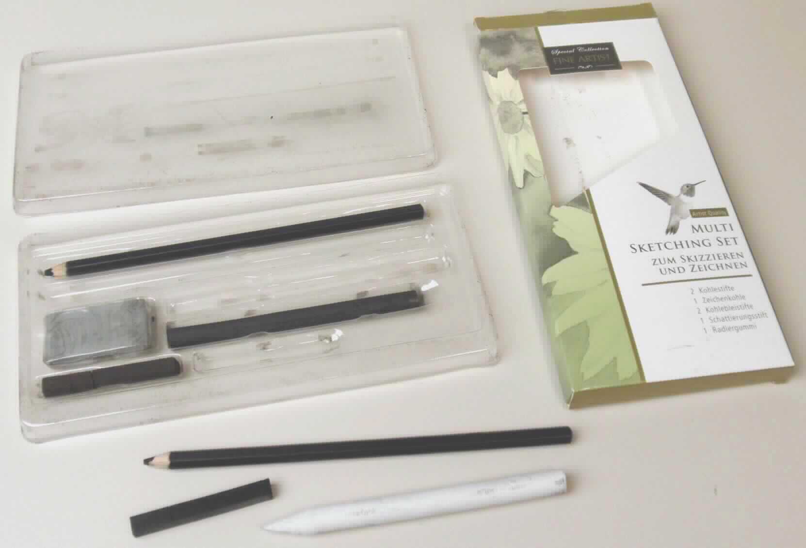 Bei dem sog. "Multisketching-Set" handelt es sich um eine Warenzusammenstellung in Aufmachung für den Einzelverkauf, bestehend aus 

-	drei Stück Zeichenkohle ohne festen Schutzmantel (zwei Stück 6 cm Länge, ein Stück 11 cm Länge),
-	zwei Zeichenkohle-Stifte mit festem Schutzmantel aus Holz,
-	einem Schattierungsstift aus gepresstem bzw. geformtem Zellstoff
und
-	einem Radiergummi aus Kunststoff oder Kautschuk. 

Die Erzeugnisse werden zum Skizzieren und Zeichnen verwendet. Mit Hilfe des Schattierungsstiftes lassen sich spezielle Effekte durch das Verwischen der Kohlezeichnung erzielen. 

Aufgrund der Anzahl bestimmt die Zeichenkohle ohne festen Schutzmantel den Charakter der in einer Pappschachtel verpackten Warenzusammenstellung. 

Die Ware ist als "Zeichenkohle, ohne festen Schutzmantel" einzureihen.