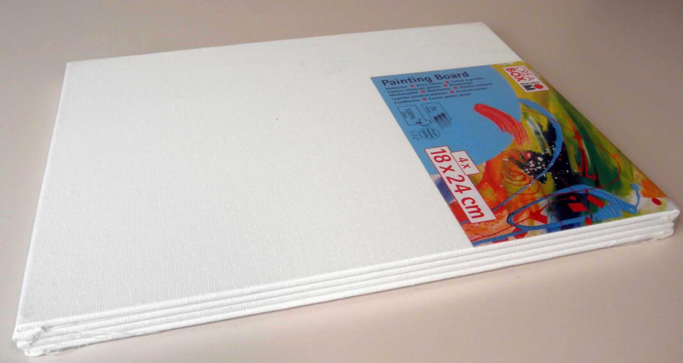 Leinwand, sog. Malkarton, Foto siehe Anlage,
- 4 Stück, in Folie eingeschweißt,
- rechteckig, mit den Abmessungen von laut Antrag 18 cm x 24 cm
- aus einem leinwandbindigen, einseitig bestrichenen, leicht steifen Gewebe aus Spinnstoffen (laut Antrag 
  Baumwolle), das auf einem Pappkarton geklebt ist,
- stellt sich als präparierte Malleinwand dar, 
- das Gewebe verleiht der Ware insbesondere im Hinblick auf die Bedeutung in Bezug auf die Verwendung ihren 
  wesentlichen Charakter.

"Präparierte Malleinwand aus Spinnstoffen"