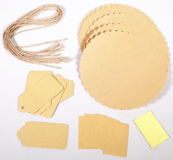 Es handelt sich um eine Zusammenstellung der nachstehend beschriebenen Waren, die gemeinsam in einem Aufhängebeutel mit Eurolochung verpackt sind:

1. Sechs gestanzte, selbstklebende, rechteckige Etiketten aus Papier (Format etwa 6,0 x 4,0 cm). Die mit Schutzpapier abgedeckten Etiketten dienen zum Etikettieren von befüllten Einmachgläsern.

2. Sechs vorgestanzte, rechteckige, gelochte Hängeetiketten aus Pappe (max. Länge x Breite etwa 9,0 x 4,5 cm). Die Hängeetiketten werden mit Hilfe der unter 4. beschriebenen Waren an befüllten Einmachgläsern befestigt.

4. Sechs kreisrunde Zuschnitte mit gewelltem Rand (Durchmesser etwa 18,0 cm). Diese sollen zur Verzierung über Deckel von Einmachgläsern gelegt und mit Hilfe der unter 4. beschriebenen Waren fixiert werden.  

5. Sechs Schnüre aus Spinnstoffen (Länge etwa 75 cm).

Abbildung siehe Anlage.

Derartige Waren gehören als "Etiketten aller Art aus Papier, nicht bedruckt, selbstklebend" zur Position  4821, da es sich zolltarifrechtlich um eine Warenzusammenstellung in Aufmachung für den Einzelverkauf handelt, deren wesentlicher Charakter nach der Menge und der Bedeutung für die Verwendung durch die unter 1. und 2. beschriebenen Etiketten bestimmt wird. Innerhalb der Position 4821 gehören die Etiketten in Anwendung der AV 3 c) zum TARIC-Code 4821 9090 00 als zuletzt genannte der gleichermaßen in Betracht kommenden Unterpositionen 4821 9010 und 4821 9090.