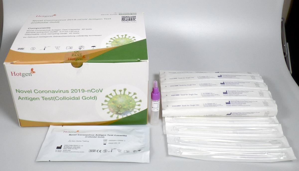 Immunotestkit; Diagnostika für SARS-CoV-Virusspezies

Bei der Ware handelt es sich nach den Angaben um eine Zusammenstellung aus Reagenzien zur Durchführung zur qualitativen in-vitro-Bestimmung des SARS-CoV-2-Virus-Antigens in menschlichen Nasen- oder Rachenabstrichen mittels kolloidaler Goldimmunchromatographie (Doppel-Antikörper-Sandwich-Methode). Das Set enthält eine Testkassette mit Coronavirus-Antikörper Beschichtung und einer Kontrolle mit Schaf-Anti-Maus-Antikörpern sowie Probenextraktionspufferlösungen und Einwegstäbchen zur Probennahme.
Es liegt eine für den Einzelverkauf aufgemachte Warenzusammenstellung vor, deren Charakter durch die enthaltenen Antikörper bestimmt wird (immunologisches Erzeugnis). Die Ware wird in verschiedenen Packungsgrößen gehandelt.

Die Ware ist als Diagnostikum für SARS-CoV-Virusspezies in Aufmachung für den Einzelverkauf in den TARIC-Code 3002 1500 10 einzureihen.