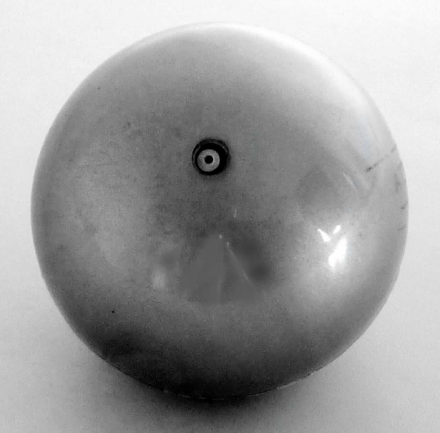 Ball, sog. "Yoga-Ball" oder Toning Ball
- aus Kunststoff, aus PVC - lt. Antragsangaben - gefertigt
- mit einem Durchmesser von ca. 9 cm und einem Gewicht von ca. 0,5 kg
- mit einem Ventil zum Befüllen mit Luft
- zum Teil mit Sand gefüllt
- dient der körperlichen Ertüchtigung bei Gymnastik oder Pilates
- zwei Bälle werden gemeinsam vertrieben.

Die Ware ist als "Ausrüstungsgegenstand für die allgemeine körperliche Ertüchtigung, in Kapitel 95 anderweit weder genannt noch inbegriffen, nicht von den Unterpositionen (KN) 9506 1110 bis 9506 6100 erfasst, aufblasbarer Ball" einzureihen.