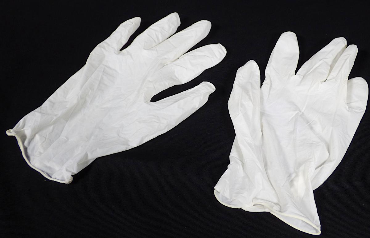 Angaben des Antragstellers:
Einmalhandschuhe, gepudert aus Naturkautschuk
Die Handschuhe entsprechen den Normen EN 455-1 und EN 455-2. Die Ware liegt in Verpackungseinheiten von 100 Stück vor.

Feststellungen an einem Warenmuster:
Weißer, halbtransparenter Fünfingerhandschuh aus einem elastischen Material.

Befund:
Die Ware ist als Fingerhandschuh aus Weichkautschuk für chirurgische Zwecke einzureihen.