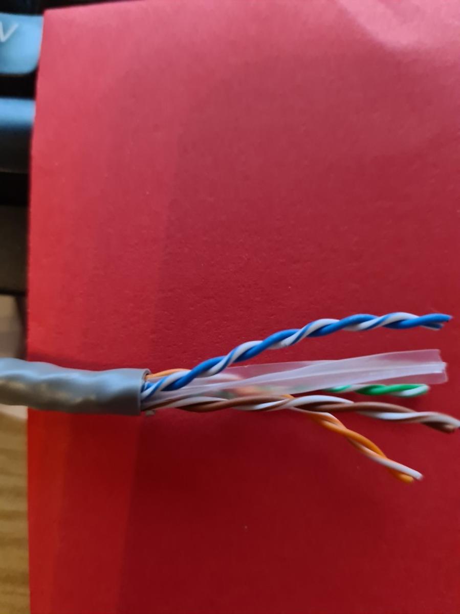 Isoliertes elektrisches Kabel, in unterschiedlichen Ausührungen,
- bestehend aus acht unterschiedlich farbig isolierten, paarweise miteinander verdrillten Kupferleitern
  (Twisted Pair, CAT 6; U /UTP; AWG 23 bzw. AWG 24) mit einem Kreuzprofil aus Kunststoff in einem 
  gemeinsamen Kabelmantel aus Kunststoff,
- für eine Spannung bis ca. 52 Volt,
- als Meterware ohne Anschlussstücke,
- zur Verwendung als Datenübertragungskabel in Telekommunikationsnetzwerken 
  mit Betriebsfrequenzen bis zu 250 MHz.

Die Ware ist als "isoliertes elektrisches Kabel, keine Ware der Unterpositonen (HS) 8544 11 bis 8544 30, anderer elektrischer Leiter, für eine Spannung von 1000 Volt oder weniger, ohne Anschlussstücke, von der für die Telekommunikation verwendeten Art, für eine Spannung von 80 Volt oder weniger" einzureihen.