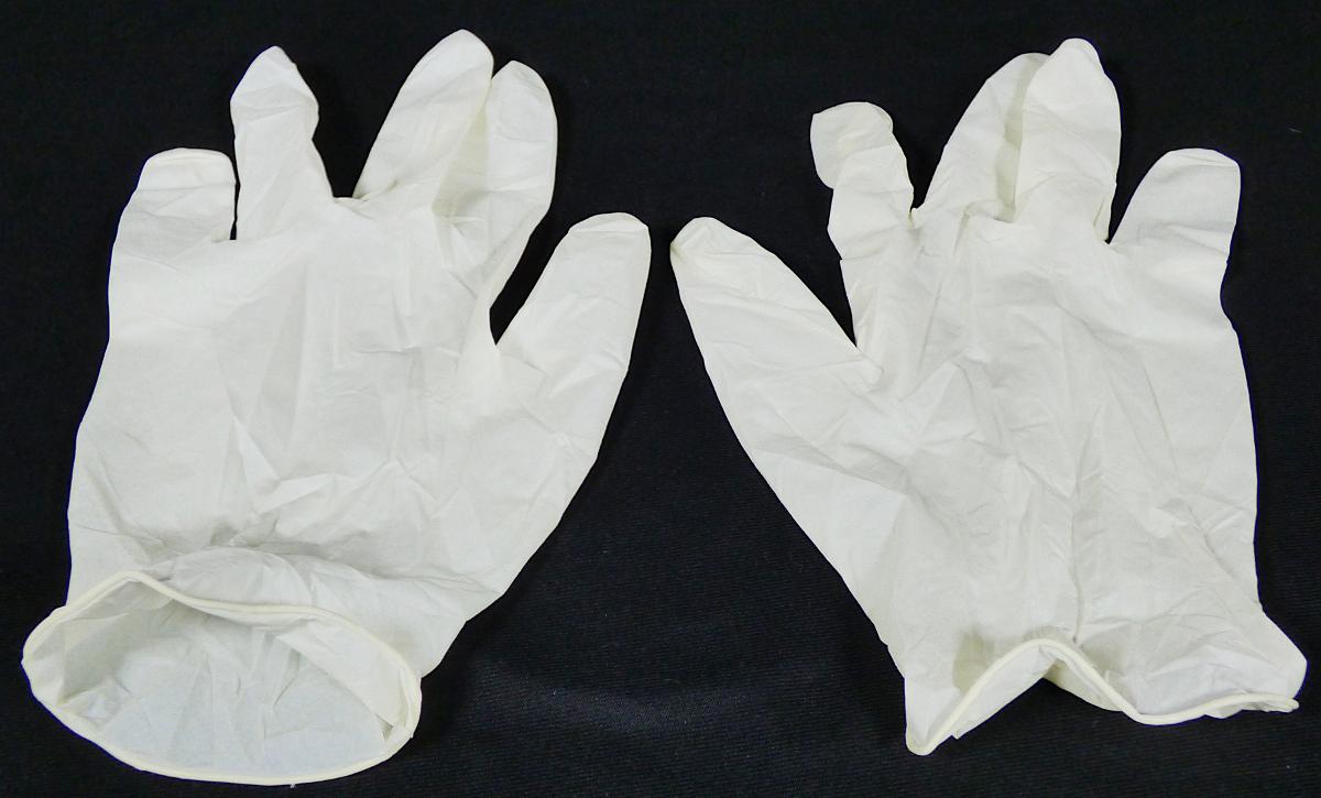 Angaben des Antragstellers:
Einmalhandschuhe, ungepudert aus Naturkautschuk
Die Handschuhe entsprechen den Normen EN 455-1 und EN 455-2. Die Ware liegt in Verpackungseinheiten von 100 Stück vor.

Feststellungen an einem Warenmuster:
Weißer, halbtransparenter Fünfingerhandschuh aus einem elastischen Material.

Befund:
Die Ware ist als Fingerhandschuh aus Weichkautschuk für chirurgische Zwecke einzureihen.
