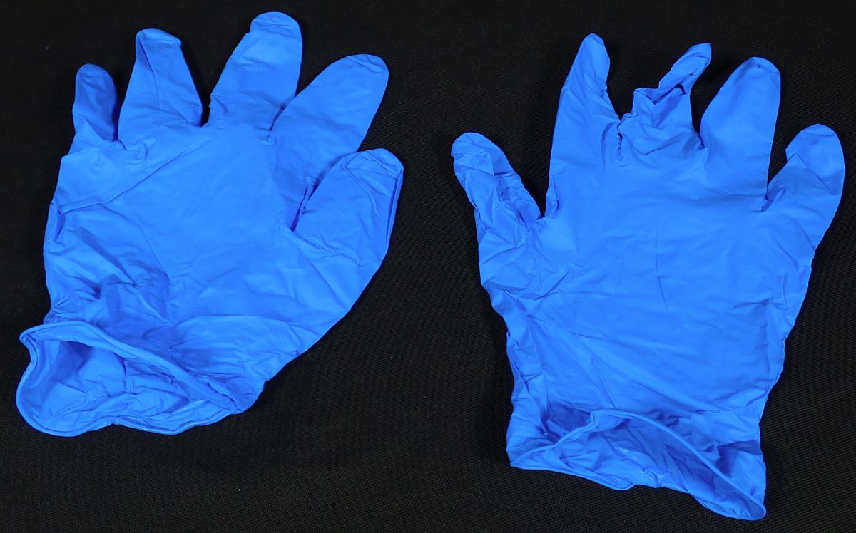 Angaben des Antragstellers:
Einmalhandschuhe, ungepudert aus Nitrilkautschuk (NBR)
Die Handschuhe entsprechen den Normen EN 455-1 und EN 455-2. Die Ware liegt in Verpackungseinheiten von 100 Stück vor.

Feststellungen an einem Warenmuster:
Blauer Fünfingerhandschuh aus einem elastischen Material.

Befund:
Die Ware ist als Fingerhandschuh aus Weichkautschuk für chirurgische Zwecke einzureihen.